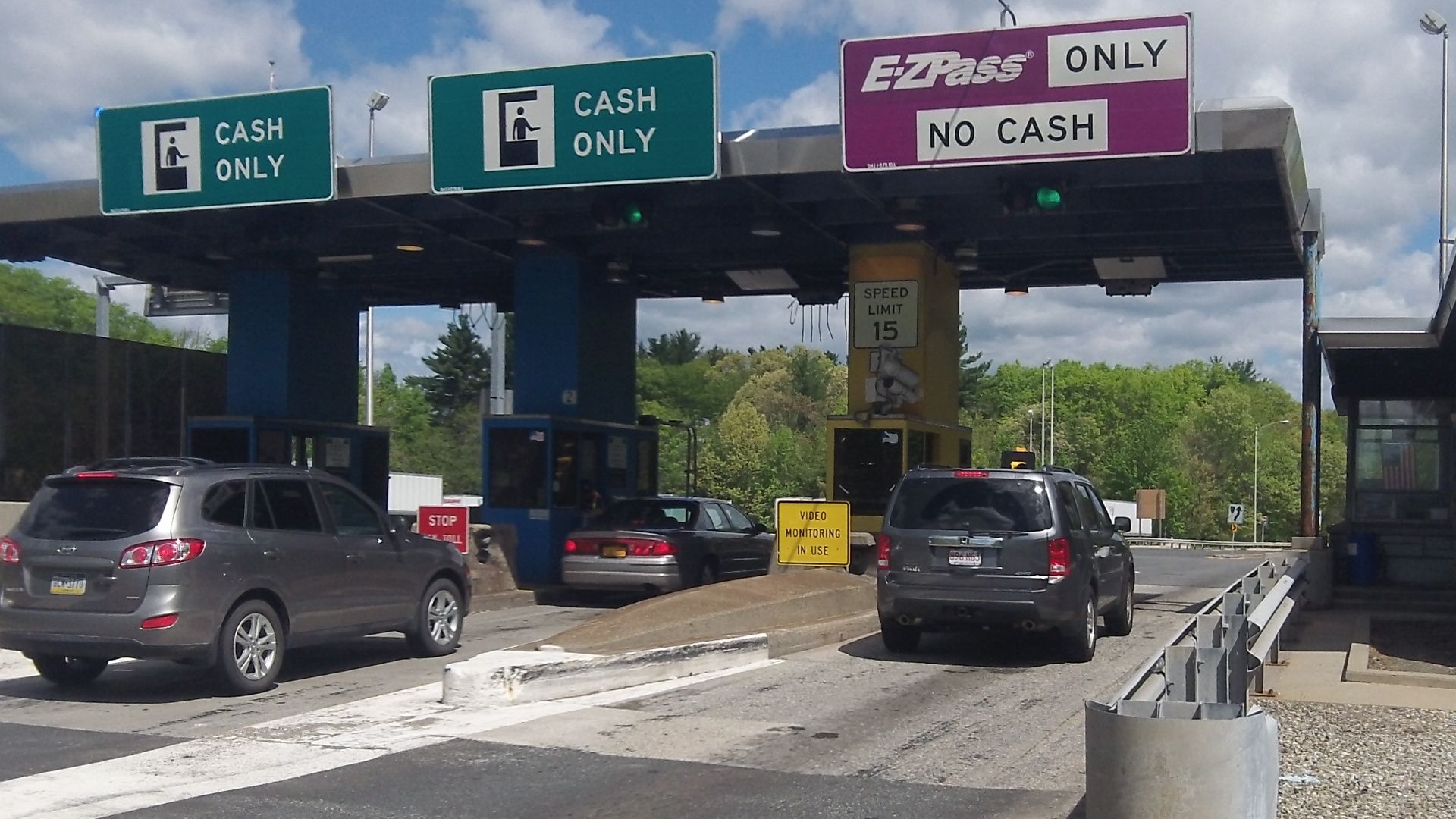 MassDOT this week begins a change of all signage at toll plazas on the Turnpike, Tobin Bridge and Airport Tunnels to improve safety and meet federal highway guidelines. Drivers will see E-ZPass signs go up and ‘Fast Lane’ signs come down.
“Driver hesitati