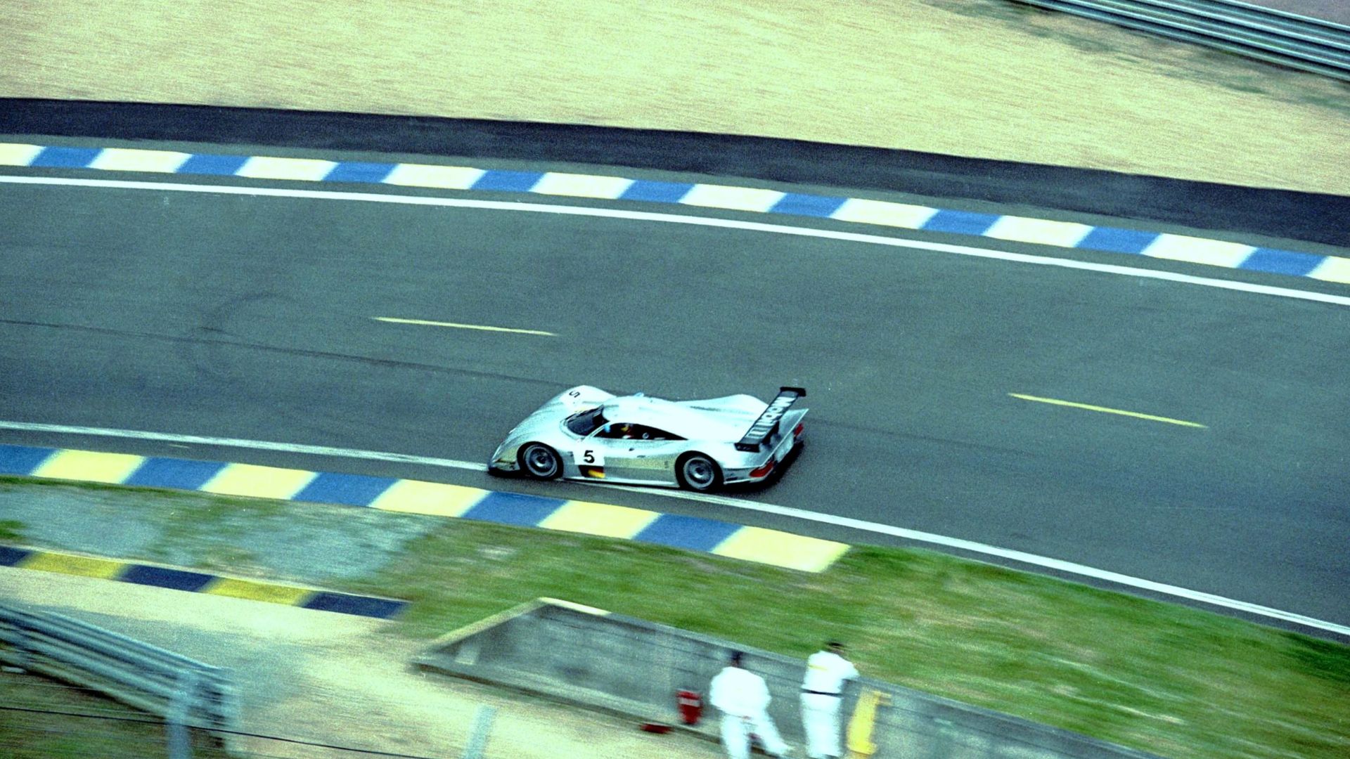 Seen from the Big wheel, Mercedes-Benz CLR - Christophe Bouchut, Nick Heidfeild & Peter Dumbreck (who would later flip the car) enters the Esses at the 1999 Le Mans