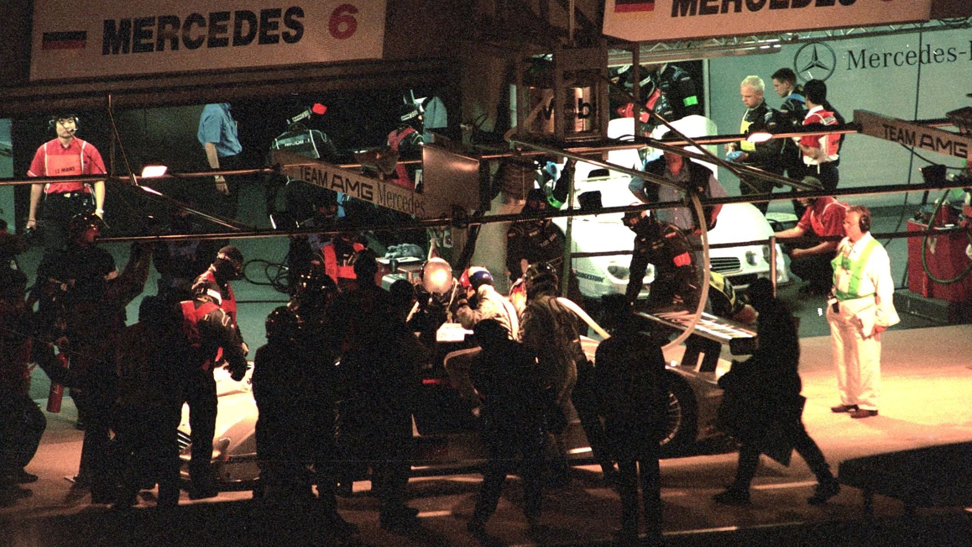 Driver change for Mercedes-Benz CLR - Pedro Lamy, Bernd Schneider & Franck Lagorce during practice at the 1999 Le Mans