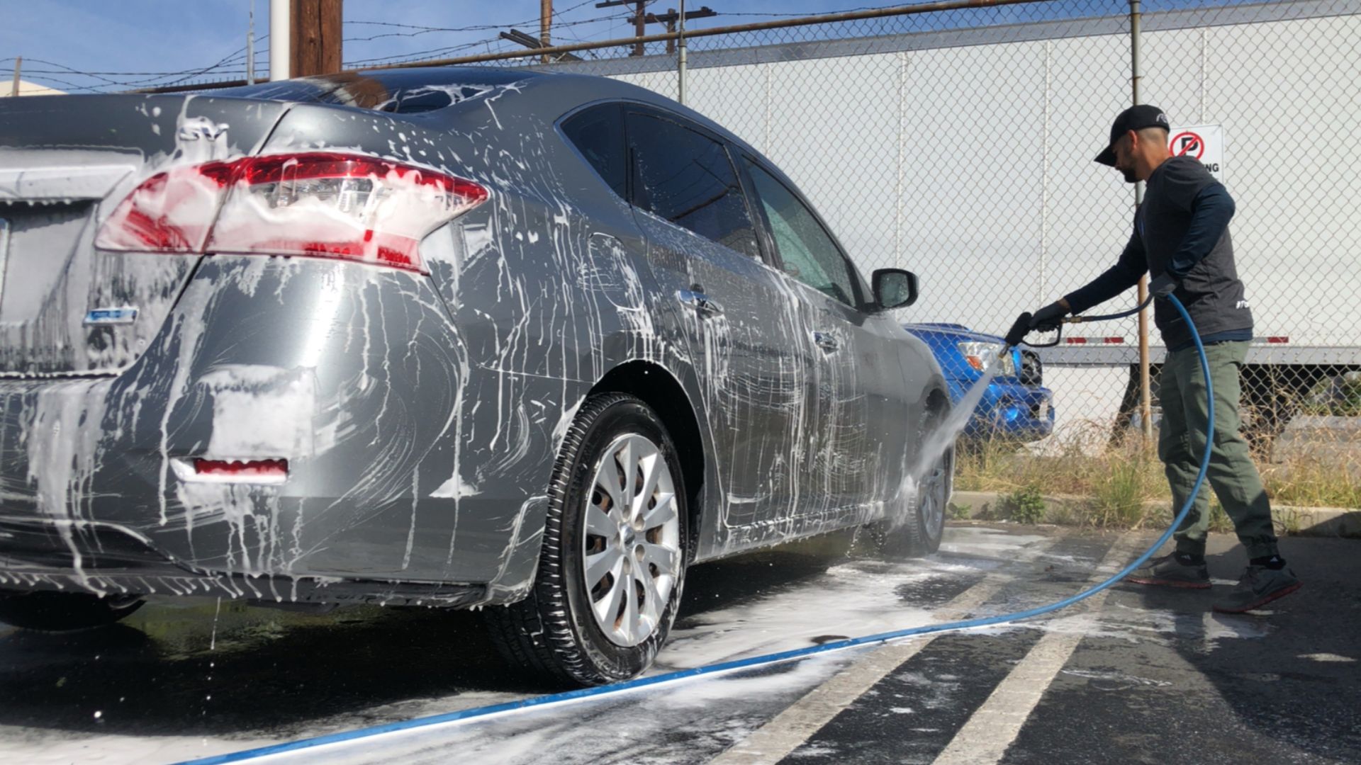 Mobile Wash partner foaming a car