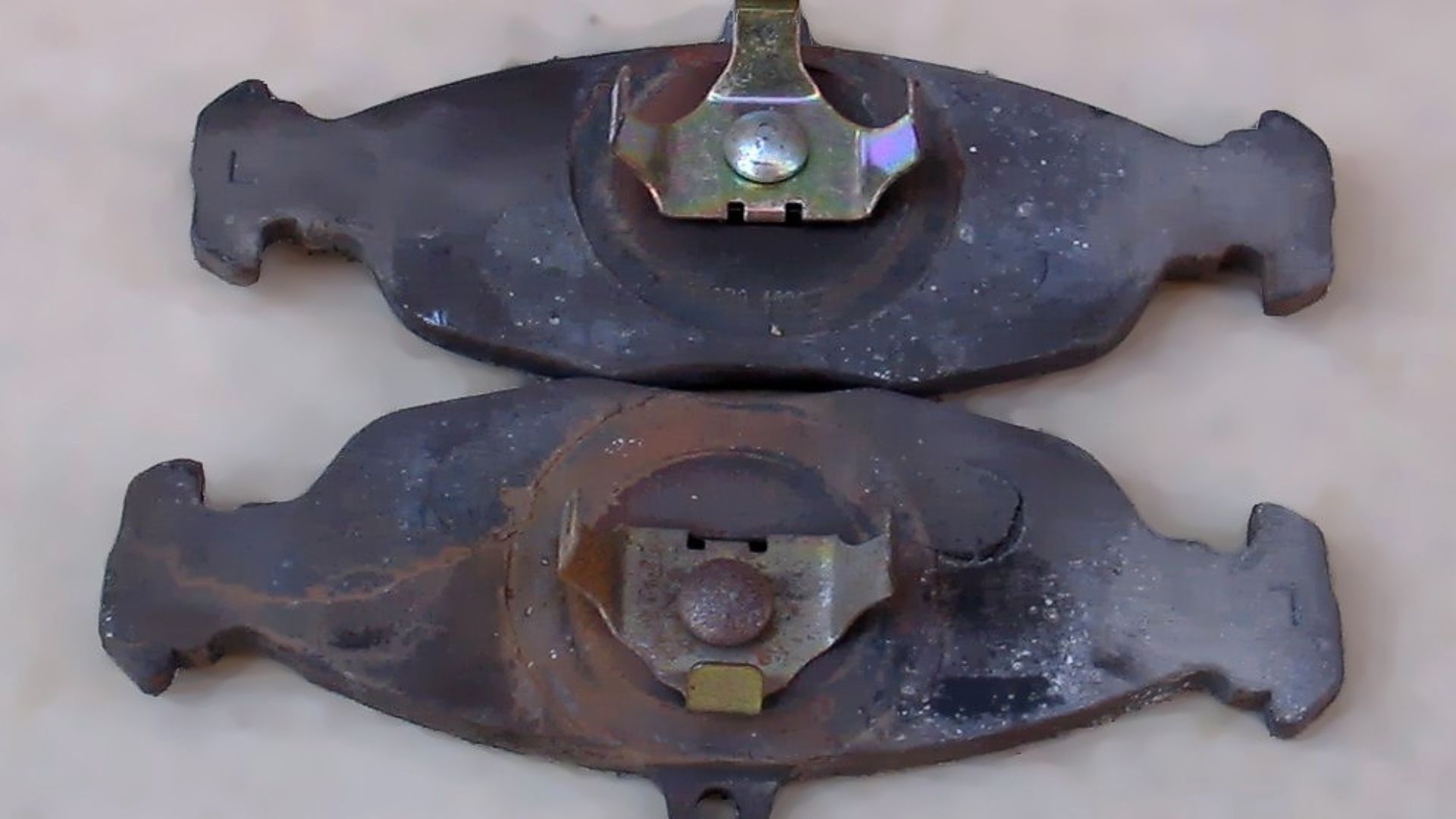 brake pads, anchored to the brake caliper using an external guide and anchored to the caliper piston by spring, in the picture is not present contralateral to the brake pad, which is devoid of the spring anchor