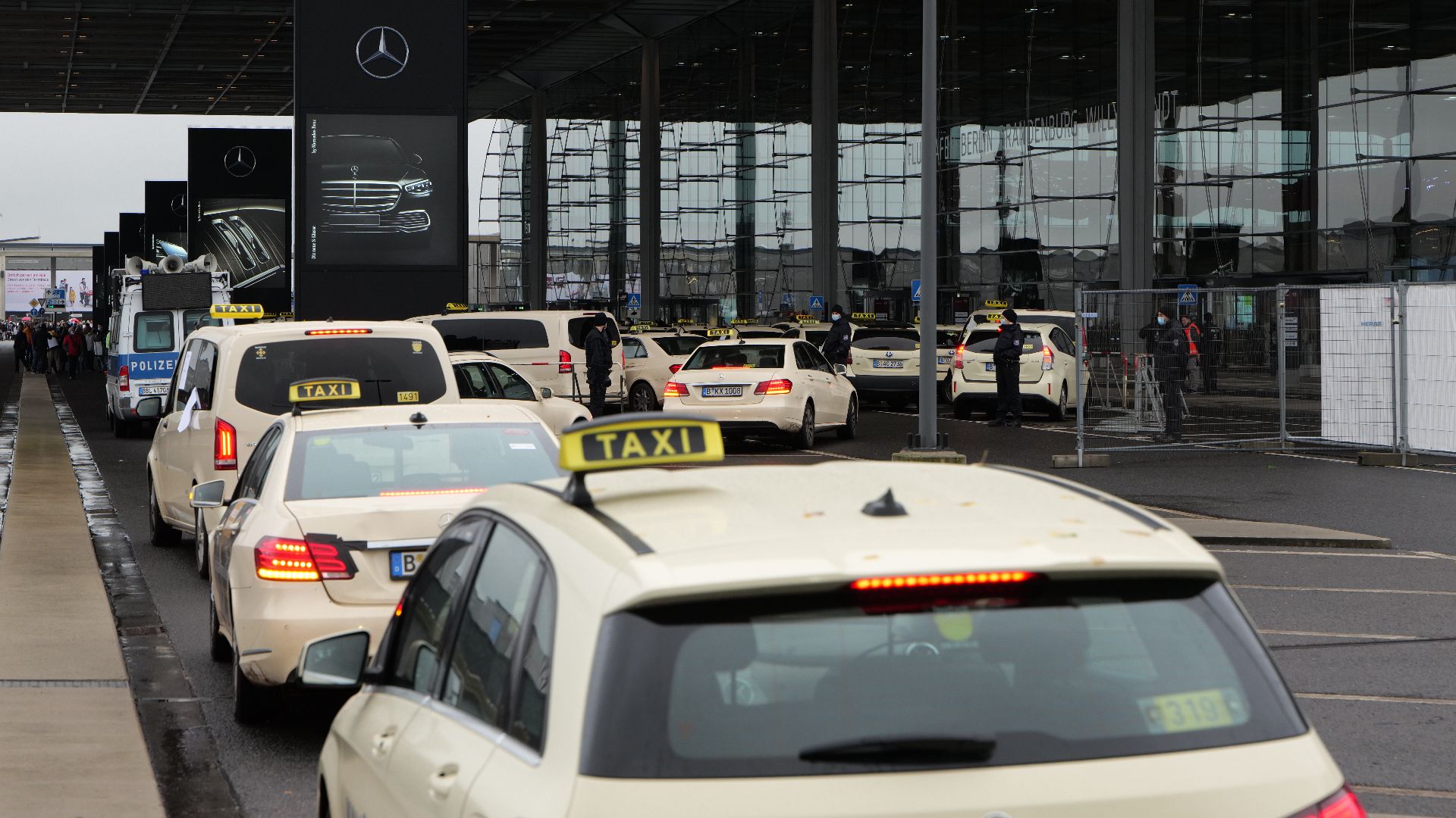 Protest von Berliner Taxen gegen das Verbot Fahrgäste am BER auf zu nehmen zur Eröffnungsfeier des BER am 31. Oktober 2020.