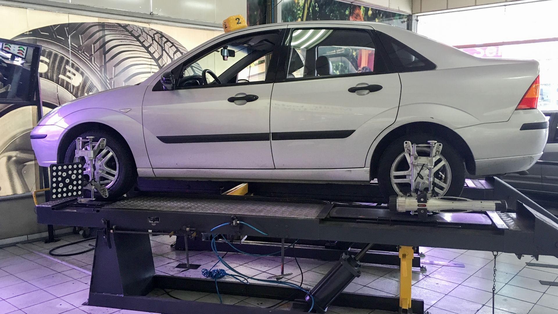 Wheel alignment of a Ford Focus sedan