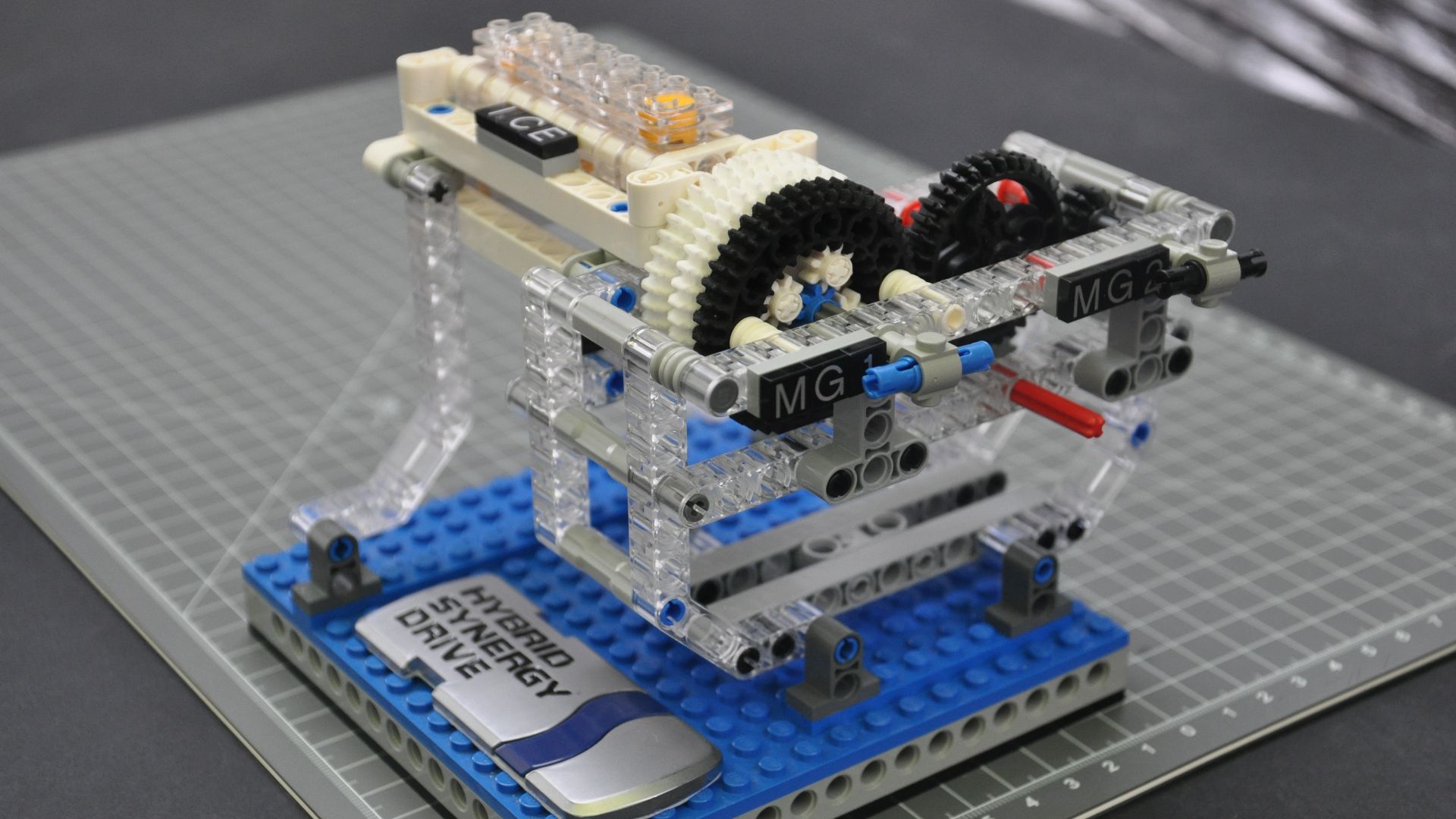 Nachbildung des vollständigen Antriebsstrang des Toyota Prius 4 (XW50).
Beim Toyota Hybridantrieb wird der Verbrennungsmotor (ICE - internal combustion engine; beim Prius 4 72 kW) durch einen Elektromotor (MG2 - Motor-Generator, hier 53 kw) unterstützt. E