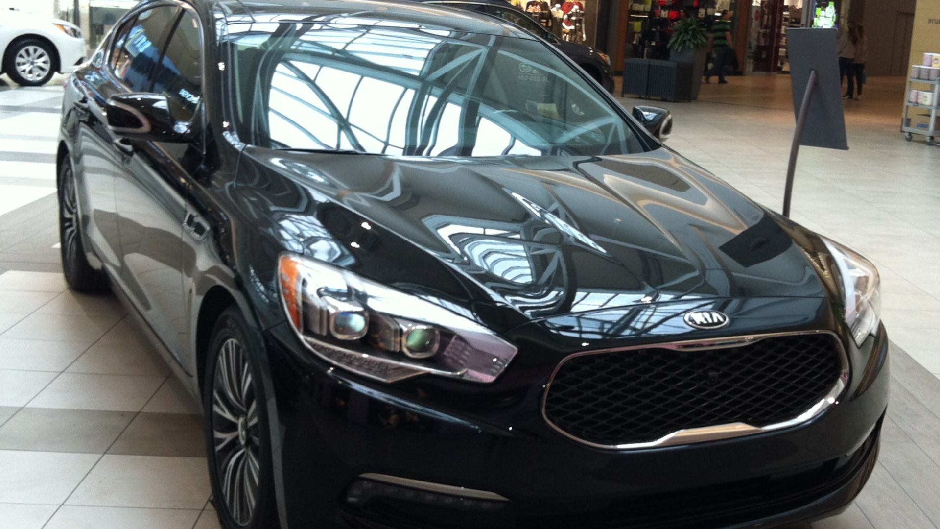 2015 Kia K900 photographed in Laval, Quebec, Canada despite being inside the 

Carrefour Laval shopping centre.
