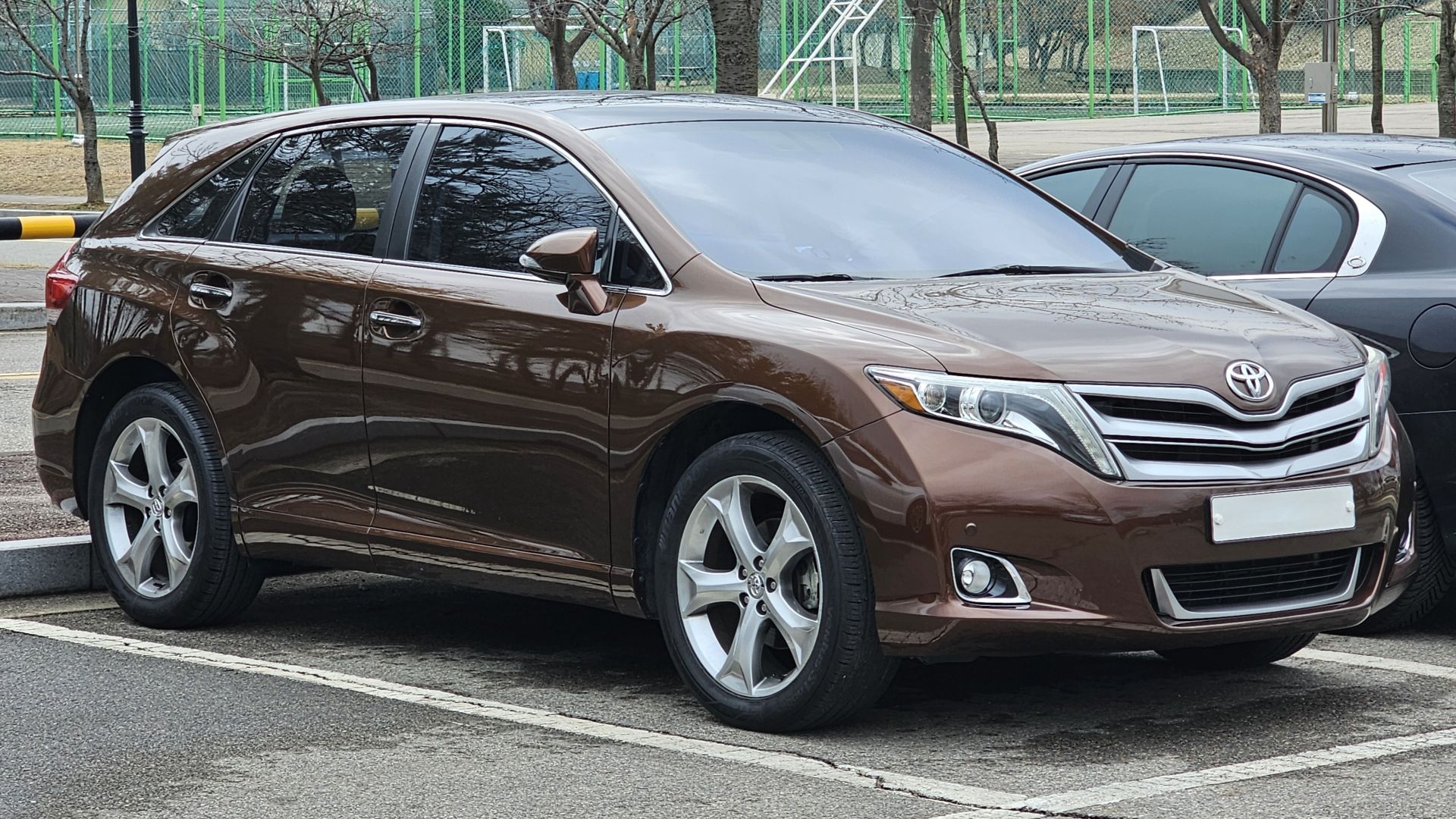 Dark Brown Mica Metallic Toyota Venza 3.5 AWD Limited AV10 SUV.