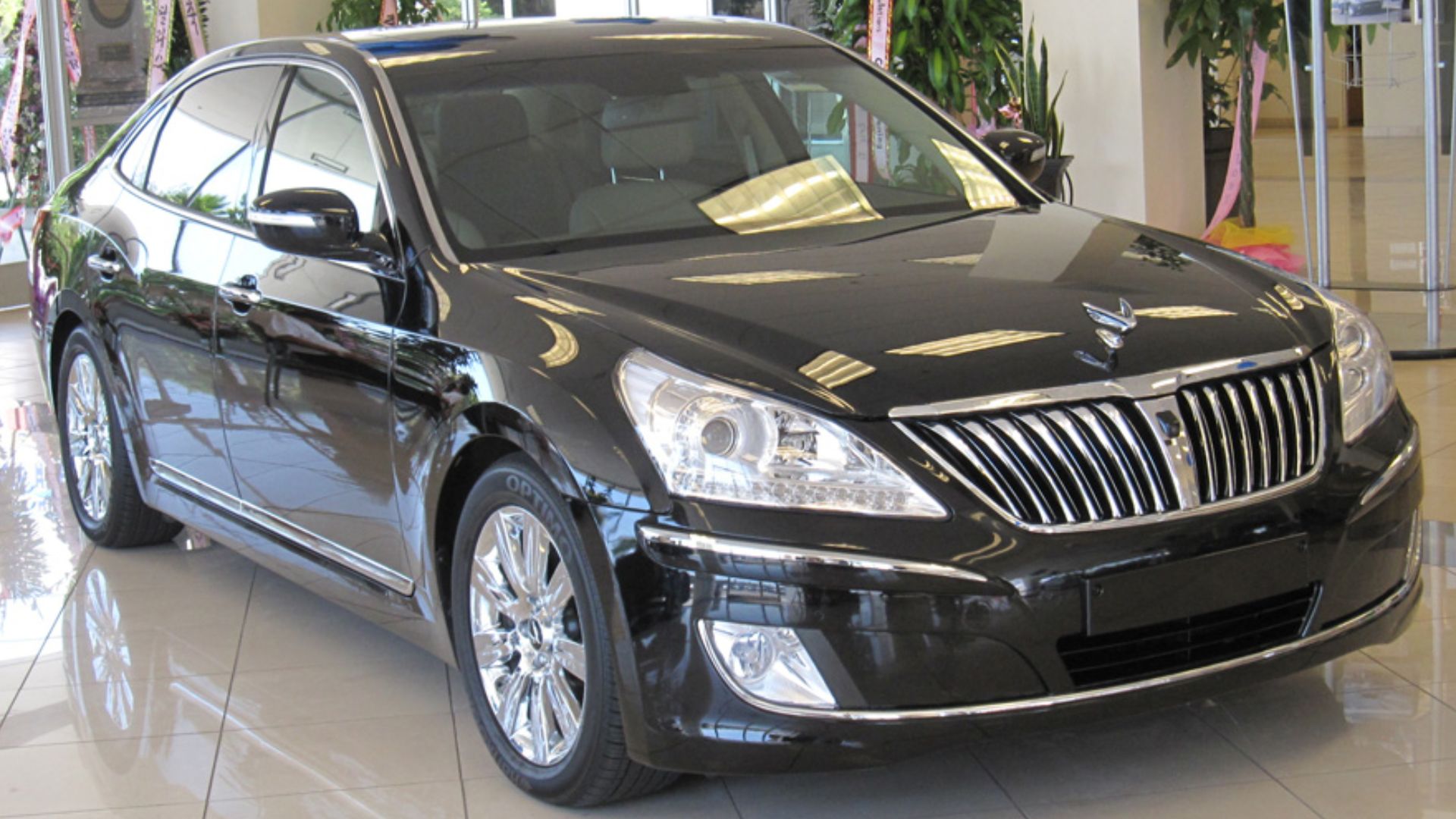 After introducing the Genesis in the US in mid-2008, Hyundai stepped up its luxury car game. The Equus luxury flagship, formerly a badge-engineered front-wheel-drive Mitsubishi, was completely redesigned as a larger version of the rear-wheel-drive Genesis