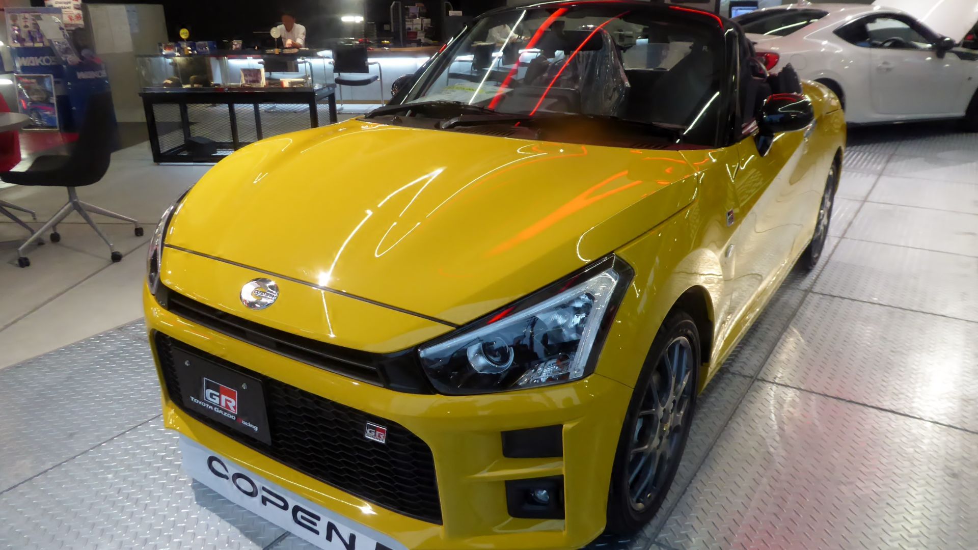 3BA-LA400A-KMVZ型トヨタ・コペンGR SPORTをフロントから撮影。