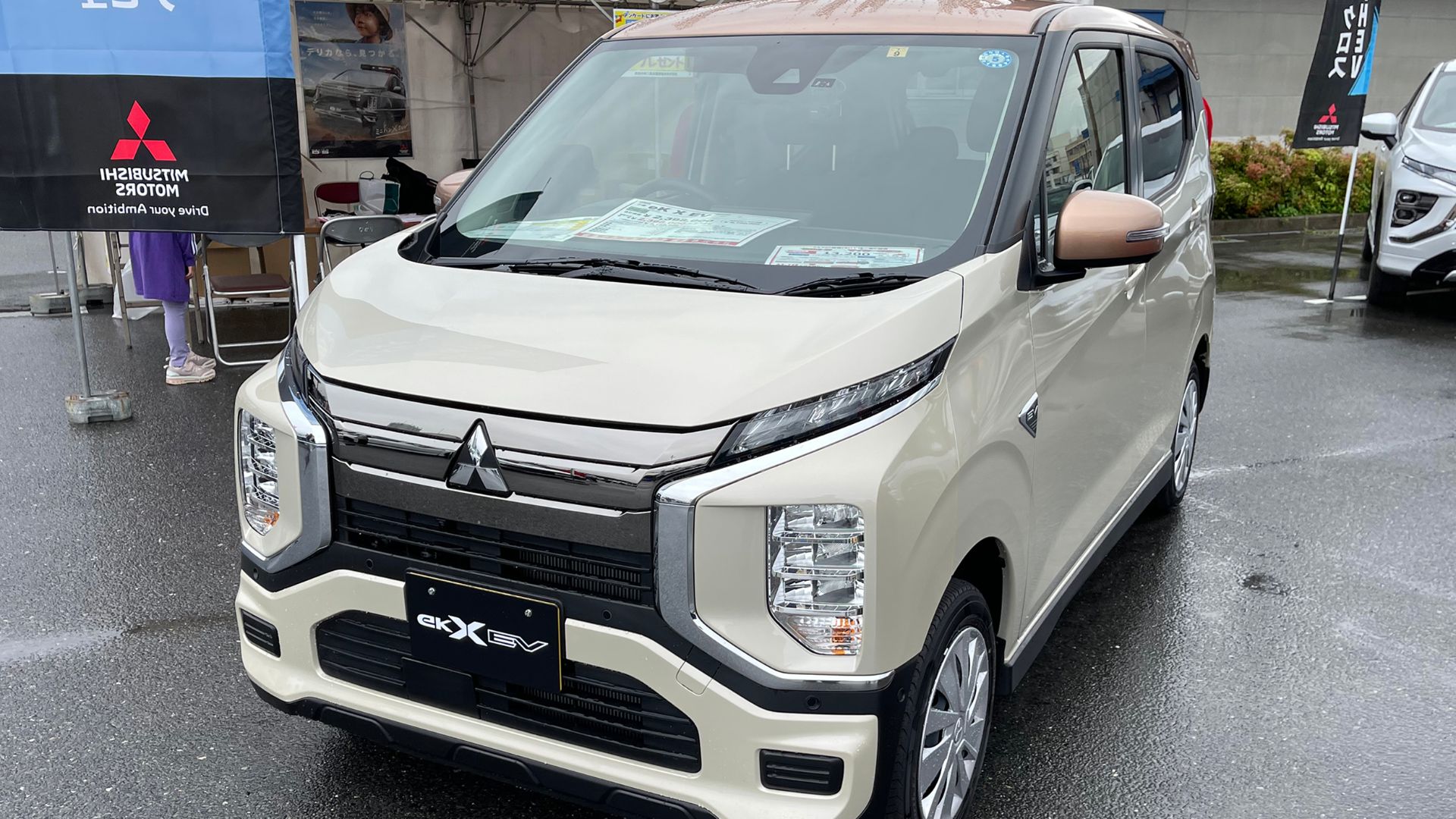 ZAA-B5AW-LDCB型三菱・eK X EV Gをフロントから撮影。