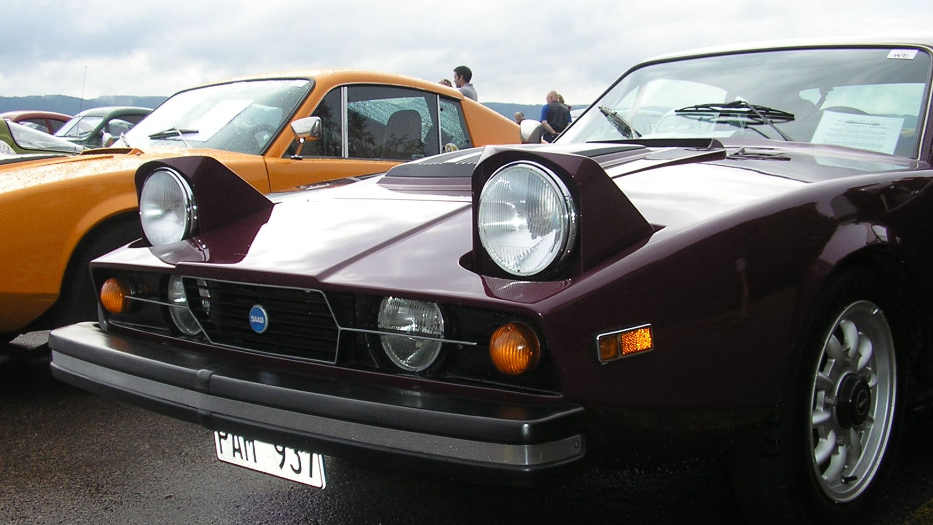 Pop-up headlights on a 1973 SAAB Sonett III at the International SAAB Club Meeting 2006.