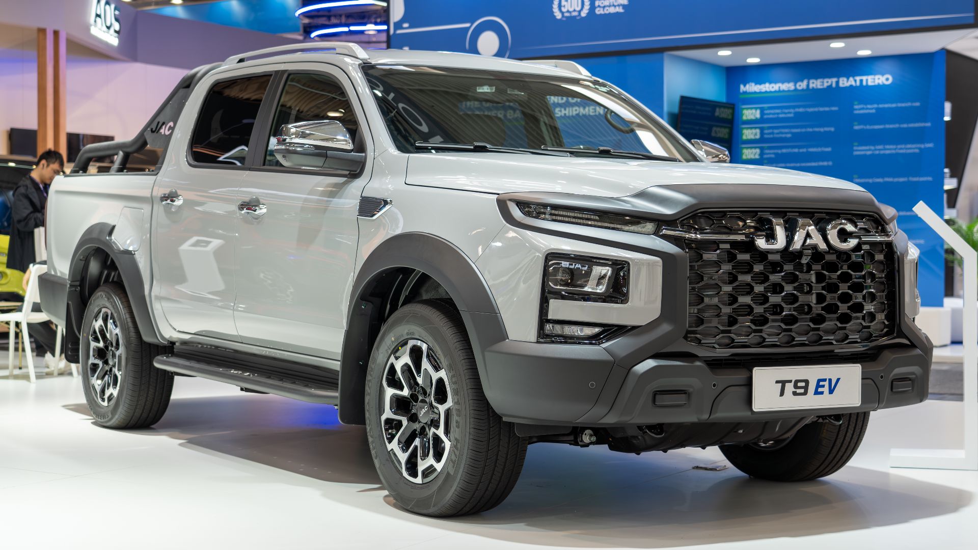 Schrägansicht der Front eines JAC T9 EV, ausgestellt auf der IAA Transportation 2024.