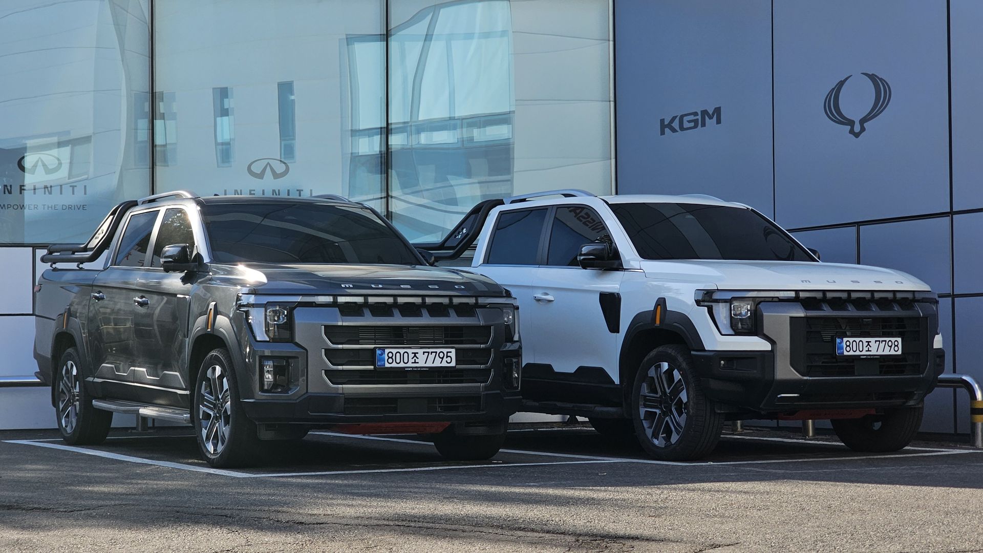 Marble Gray KGM Musso Grand Style 2.2D & Grand White KGM Musso 2.0T 4WD Long Deck M9 Q300 pickup trucks at KFM Experience Center.