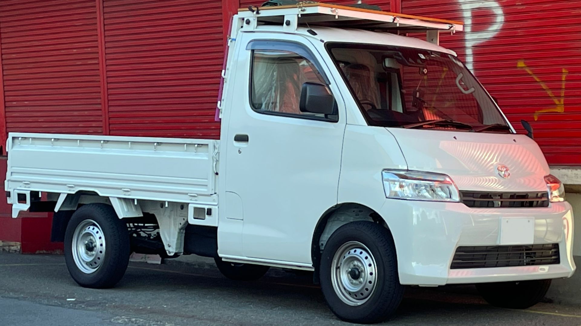5BF-S403U-TMRFJD型トヨタ・タウンエーストラックDX 2WD・5M/Tをフロントから撮影。