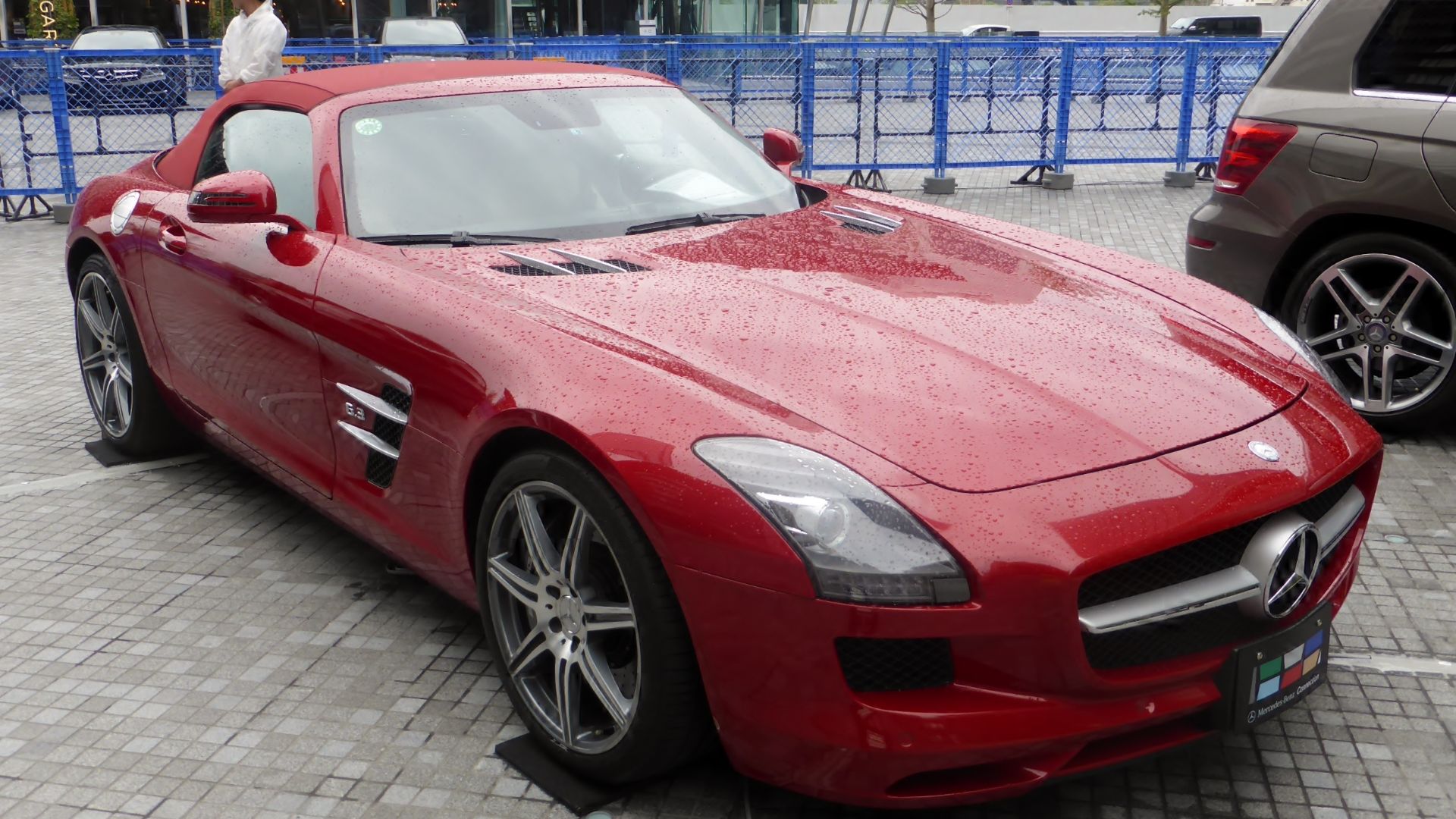 幌を閉じた状態のR197型メルセデス・ベンツSLS AMG ロードスターをフロントから撮影。