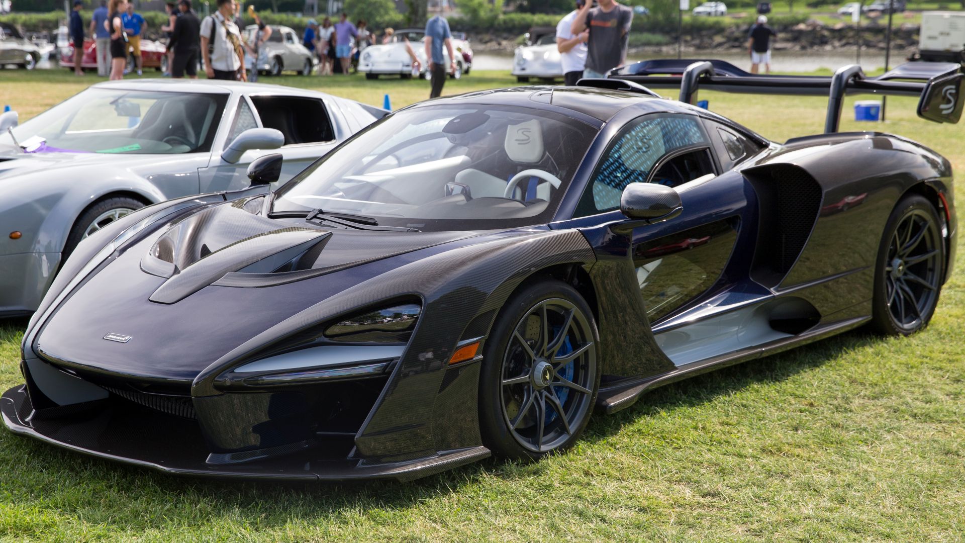 2019 McLaren Senna in Blue and Carbon Fiber at the 2024 Greenwich Concours d'Elegance. Belongs to Teddy Vlock; this is why I do not envy people who were born rich - what an embarrassment.