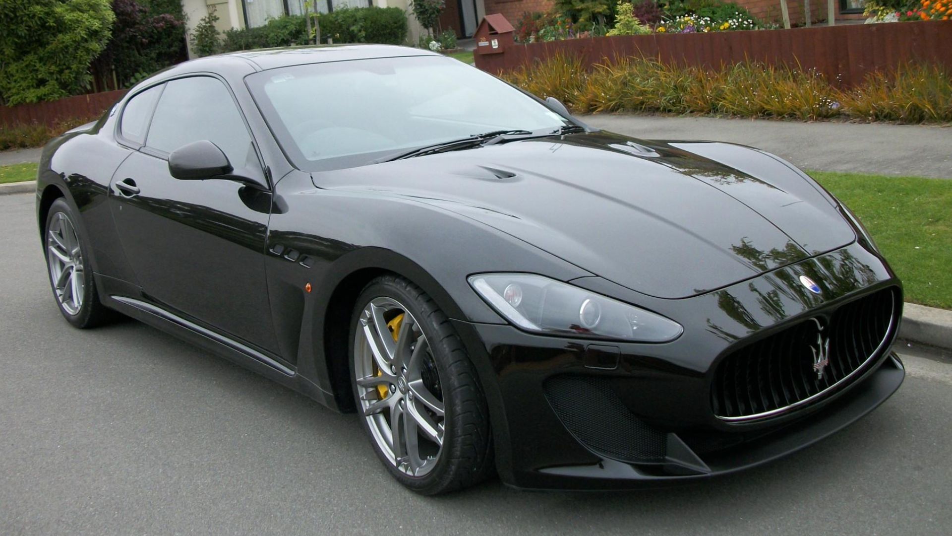 GCS96
Oh my God - a genuine MC Stradale! This beast roared past my house earlier today, piloted by a fairly hefty tanned guy. I grabbed the Kodak and ran after it for about five minutes, before seeing it park up!
The guy went inside the house you can see 
