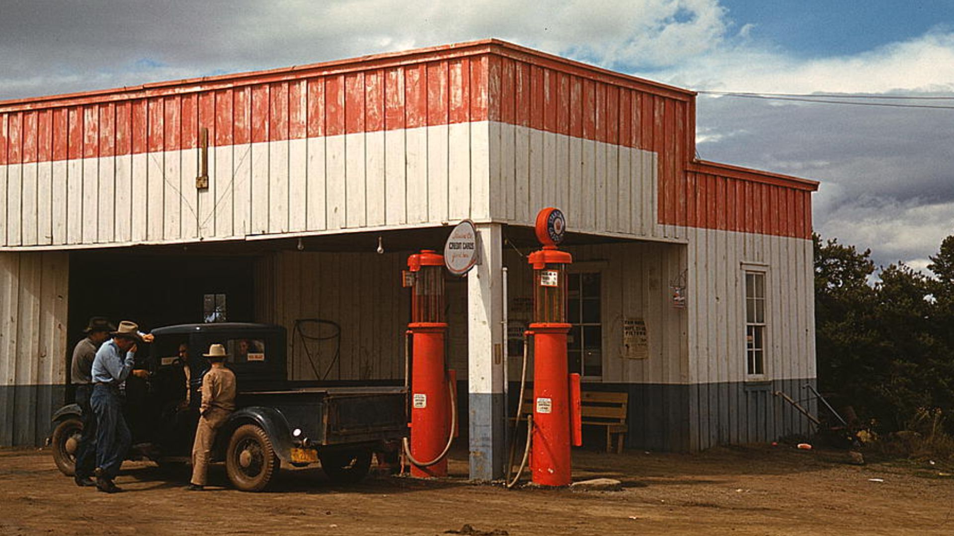 Filling station and garage at Pie Town, New Mexico