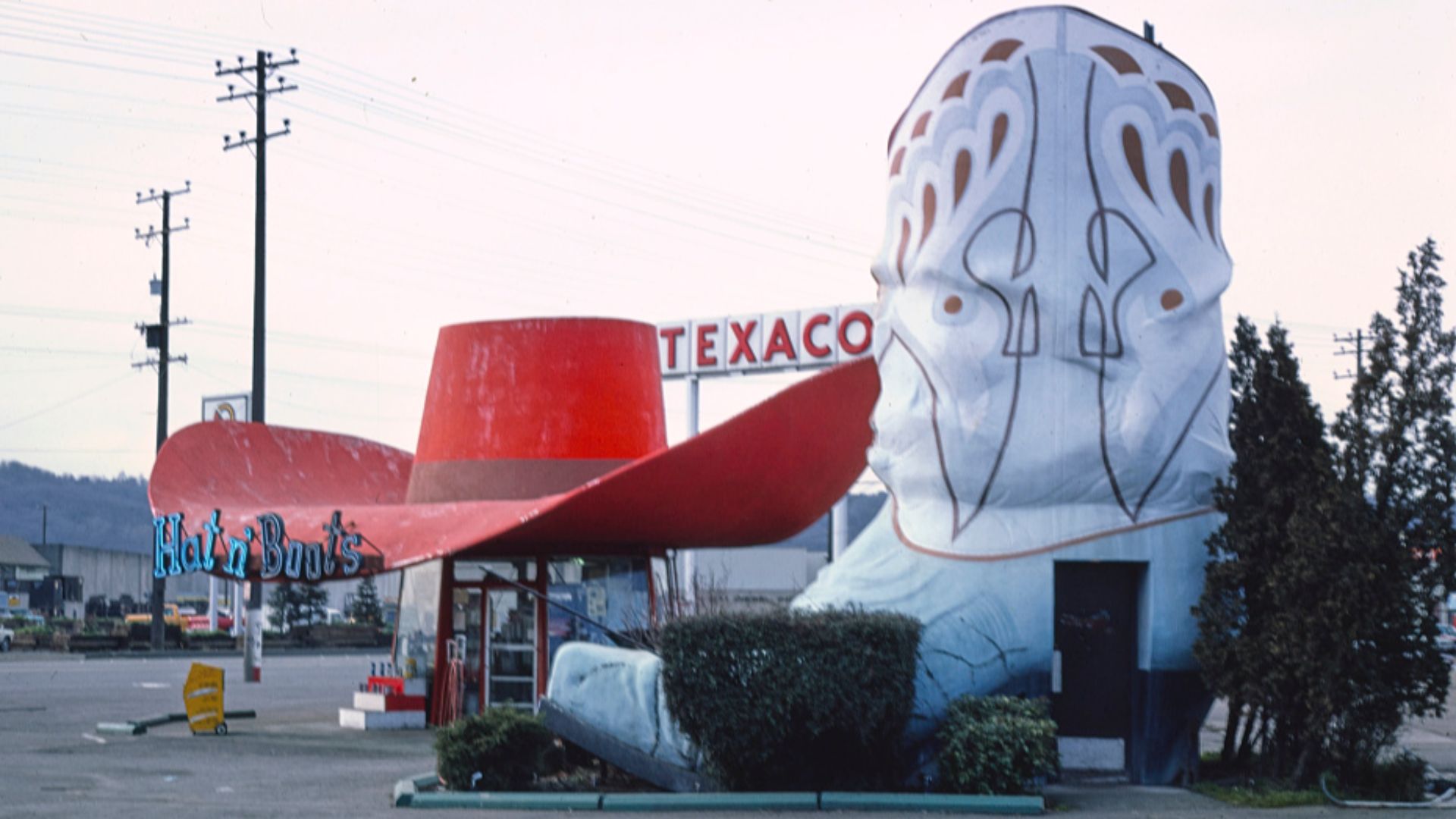 Margolies, John,, photographer.
Hat n' Boots gas station (1945), boot restrooms with hat behind them view, 6800 [East] Marginal Way [South], Route 99, Seattle, Washington
1977.
1 photograph : color transparency ; 35 mm (slide format).
Notes:
 Title, date 
