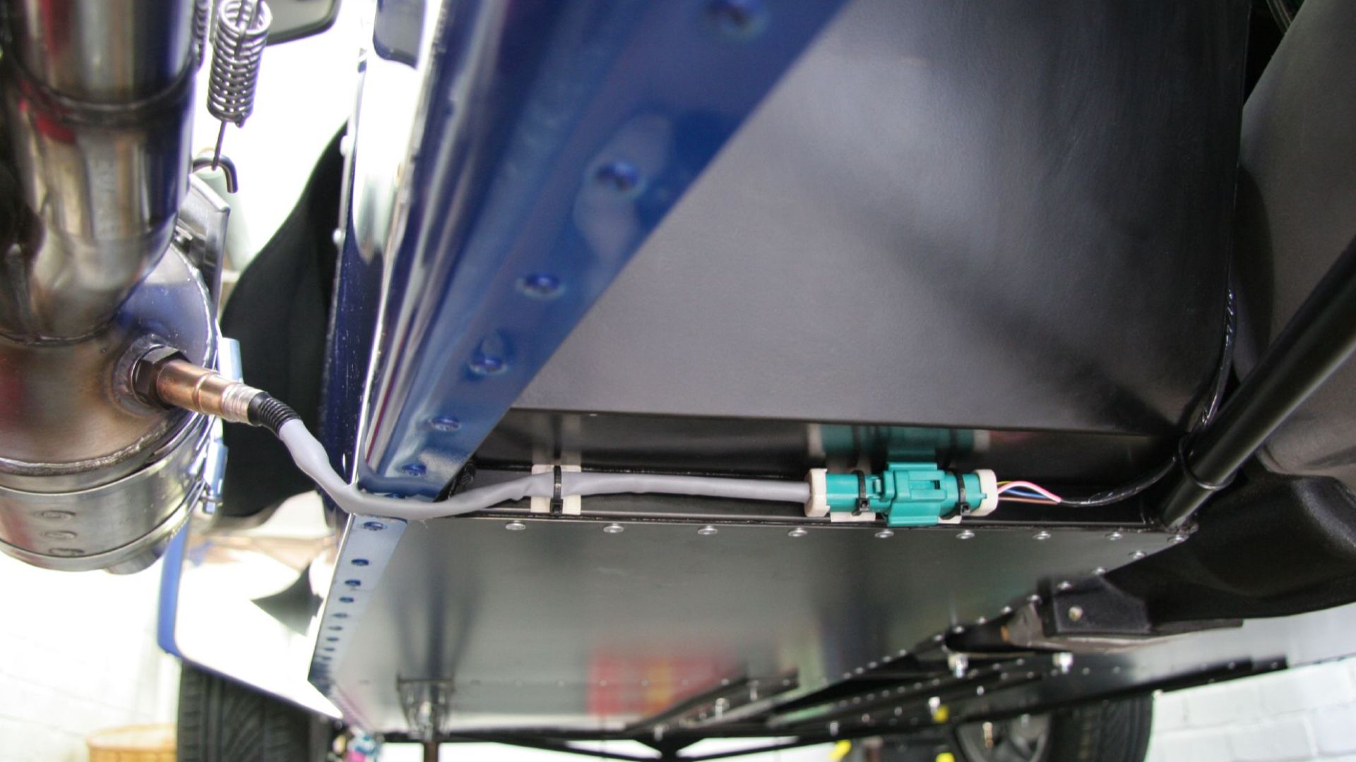 Exhaust system oxygen sensor and its wiring