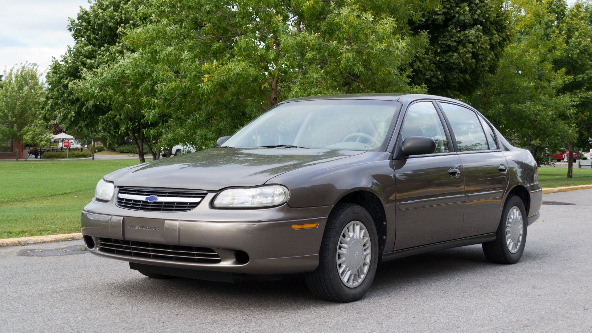 A 2001 Chevrolet Malibu.