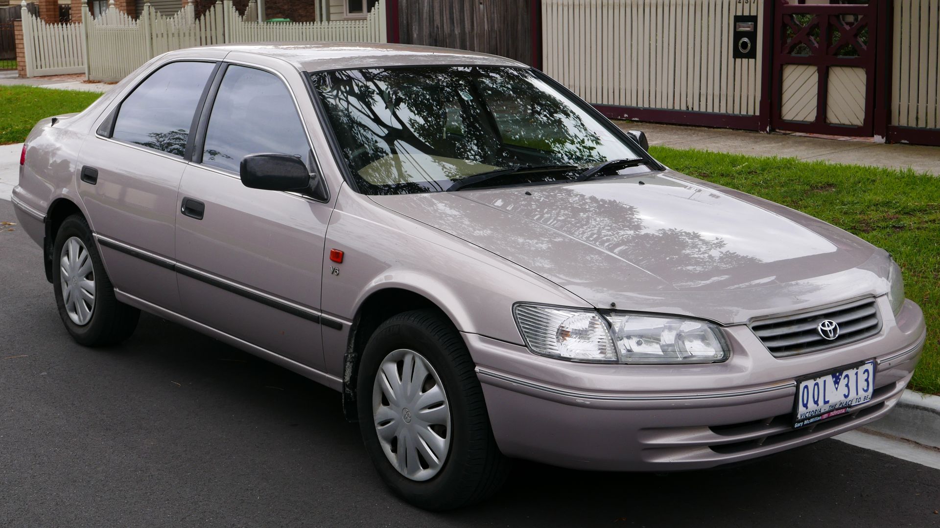2000 Toyota Camry (MCV20R) CSi sedan. Photographed in Thornbury, Victoria, Australia.