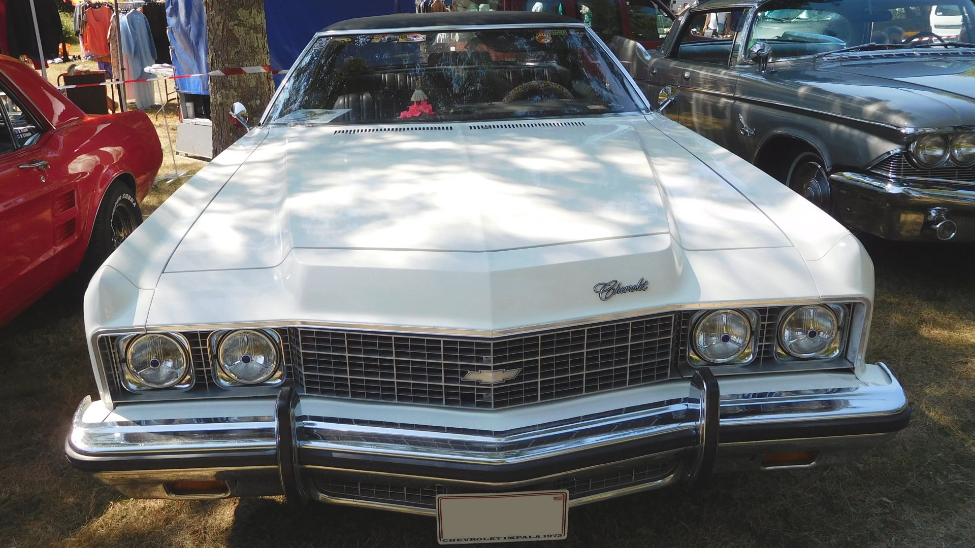 Chevrolet Impala 4-portes de 1973, club American Riders de Nevers ; exposition de véhicules, Jouet-sur-l'Aubois, Cher, France.