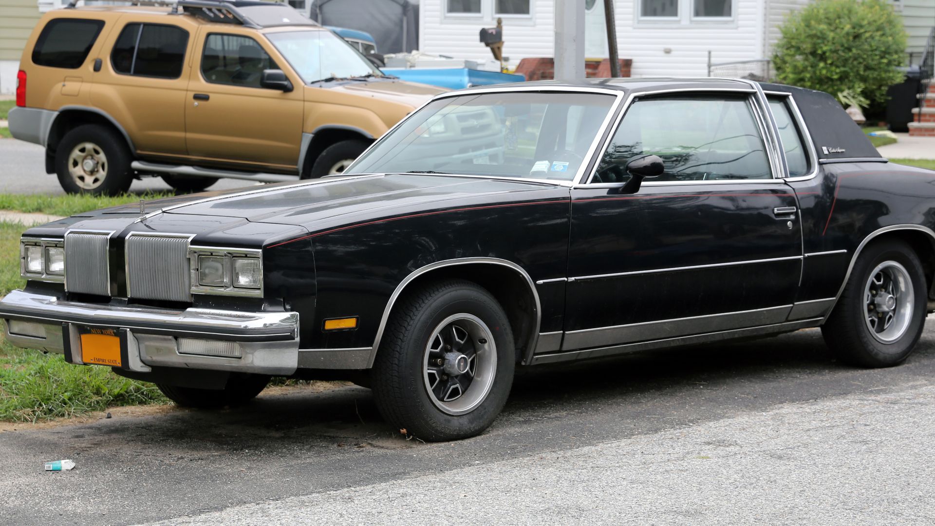 1980 Oldsmobile Cutlass Supreme coupé, 4.2 litre 2-barrel V8 (260ci).