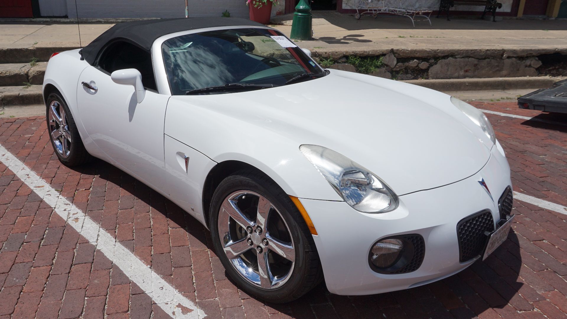 A 2009 Pontiac Solstice at the 2017 Bois d'Arc Spring Car Show in Commerce, Texas (United States).