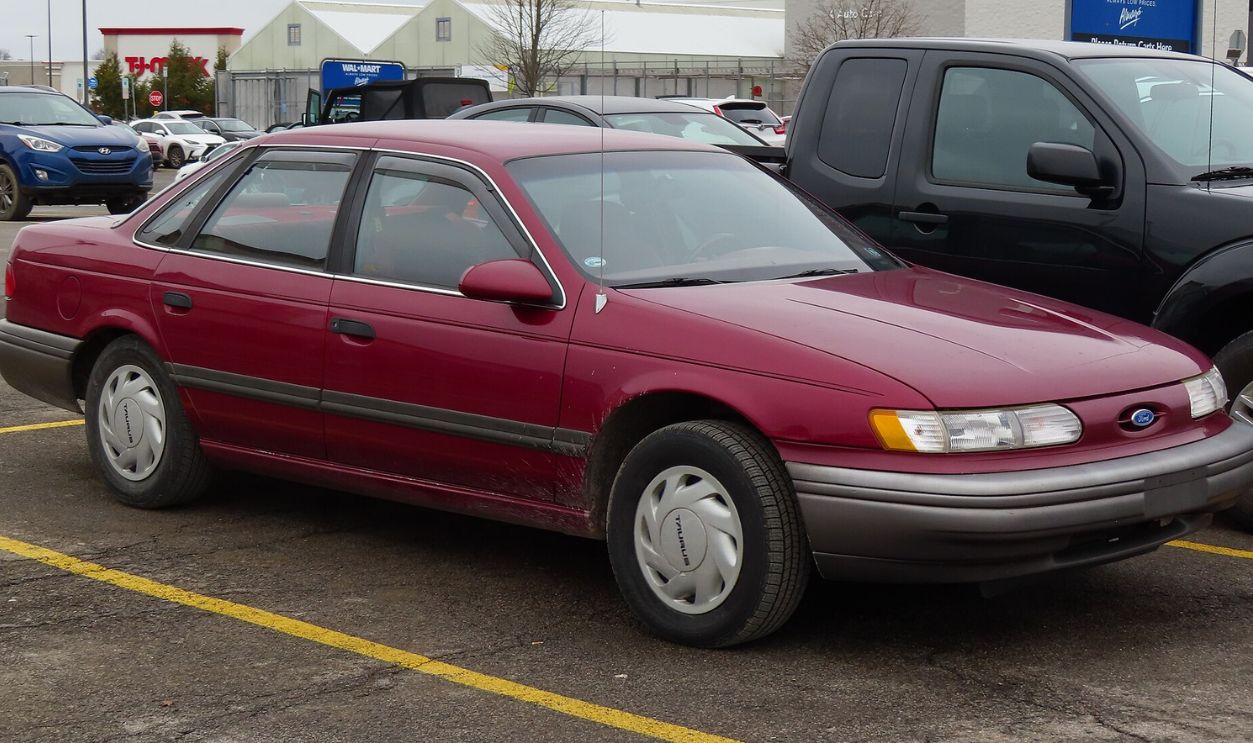 1992 Ford Taurus GL Sedan, front right