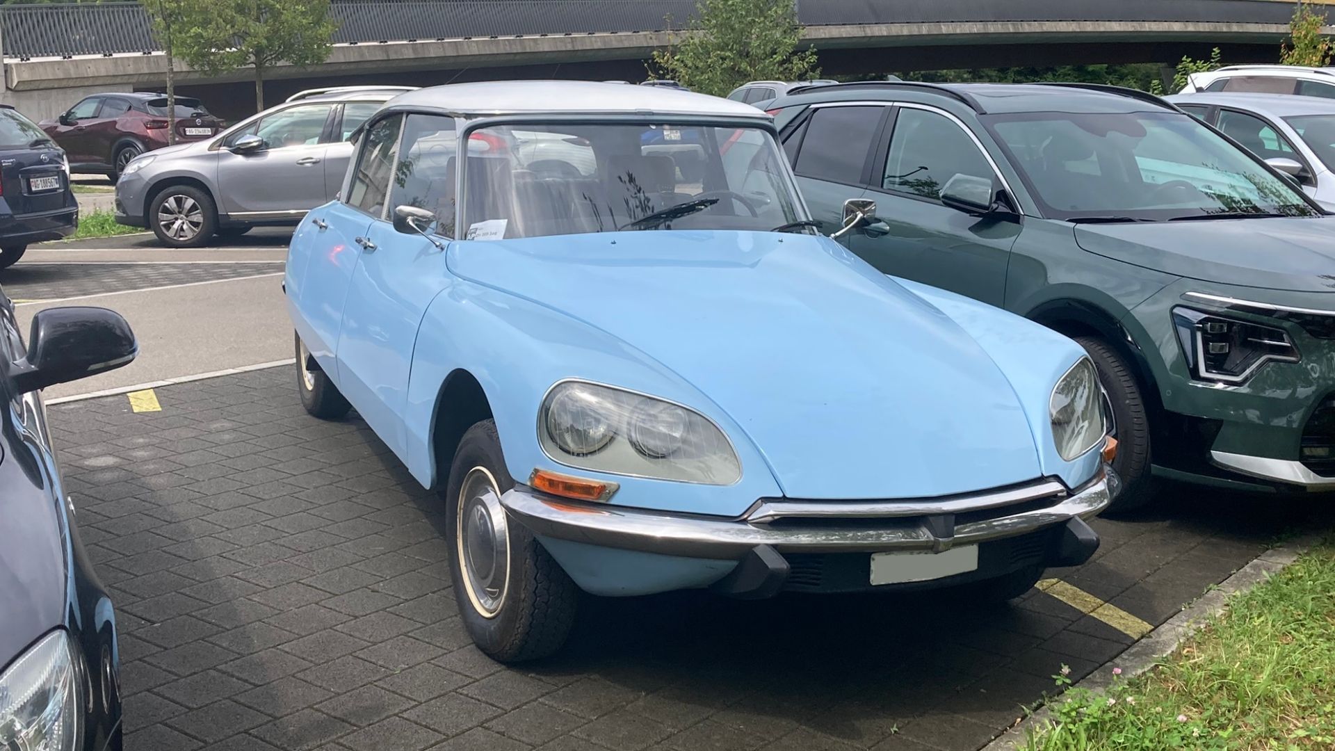 File:Citroën DS Juli 2024.jpg