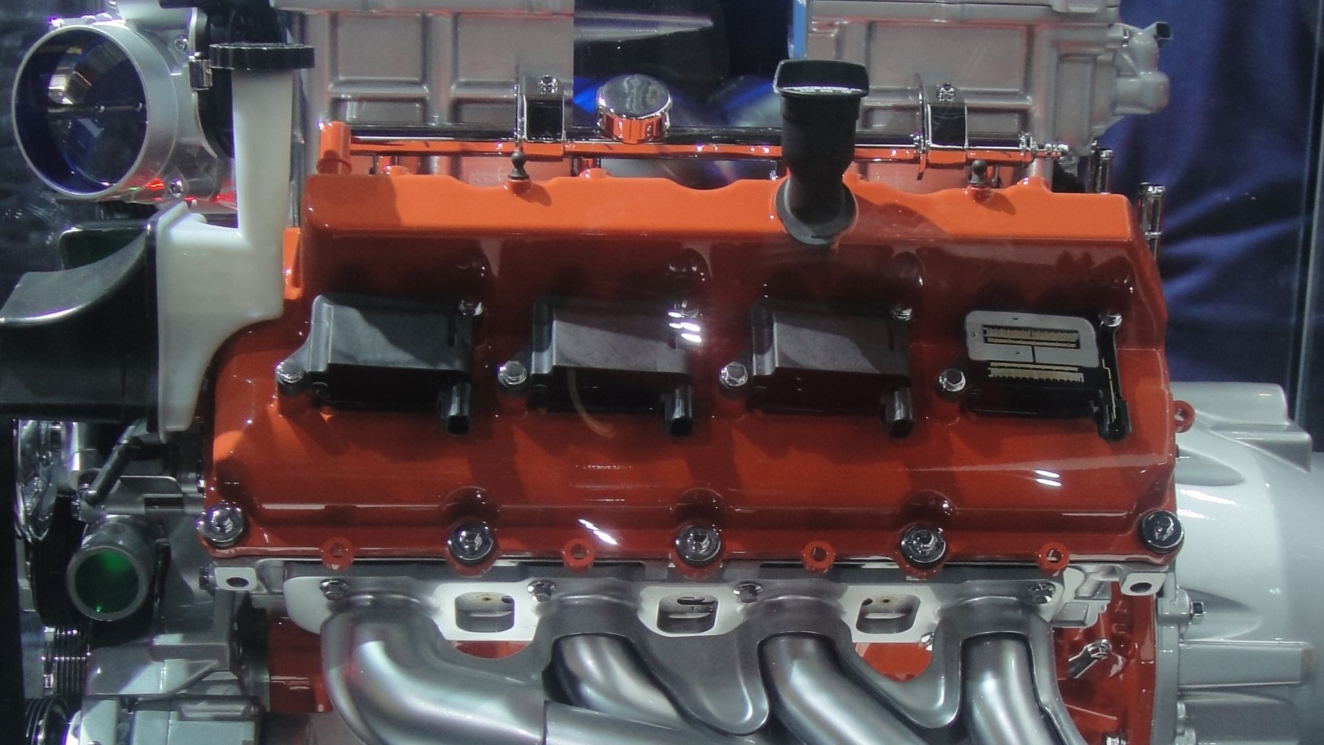 File:Dodge Challenger SRT Hellcat supercharged V8 engine (16133650260).jpg