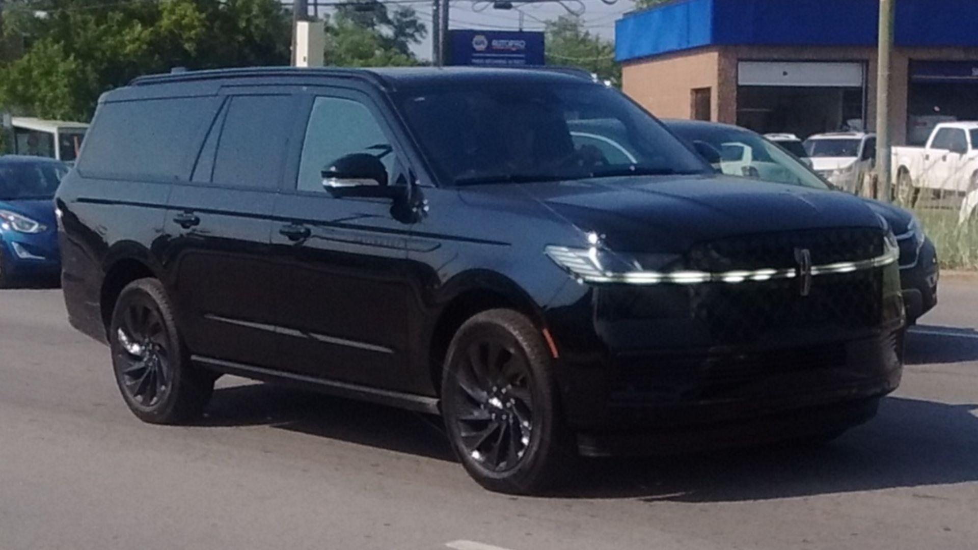 File:Lincoln Navigator L '25.jpg