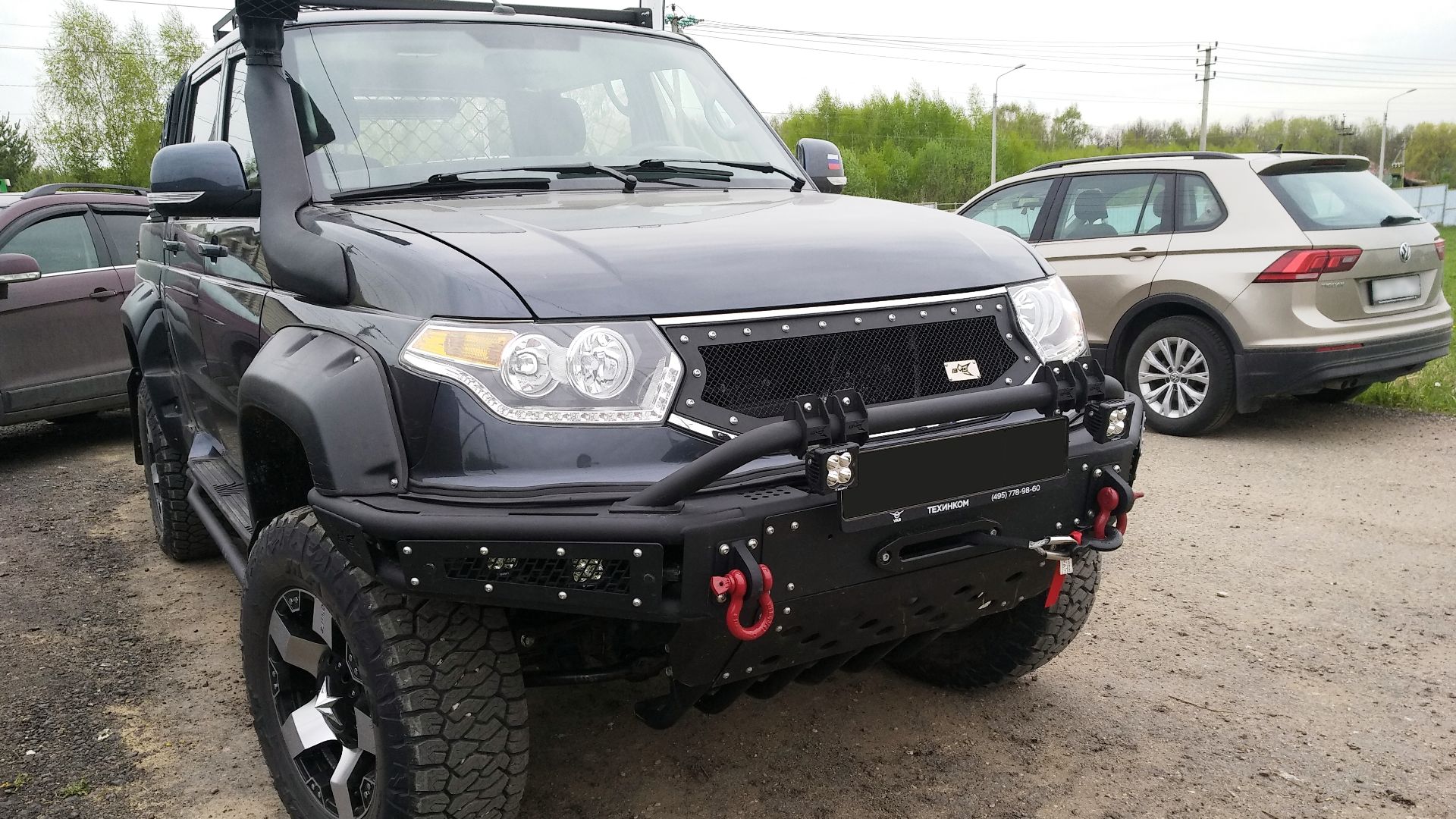File:UAZ Patriot 4-door pickup in aftermarket bling, front.jpg