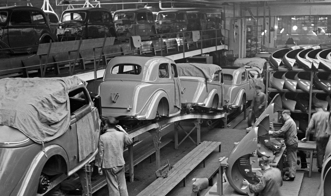 Ford Works Cologne Nichehl Workers at the conveyor belt of the Ford factory at Cologne, Germany 1930s.