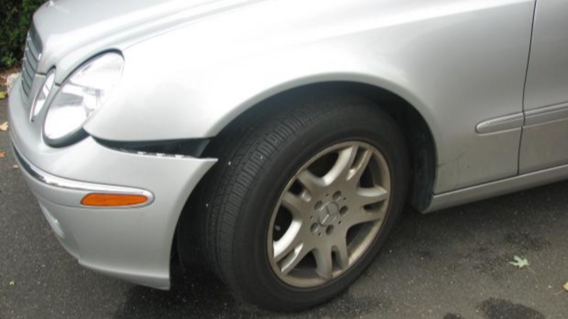 File:Cracked bumper on automobile.jpg