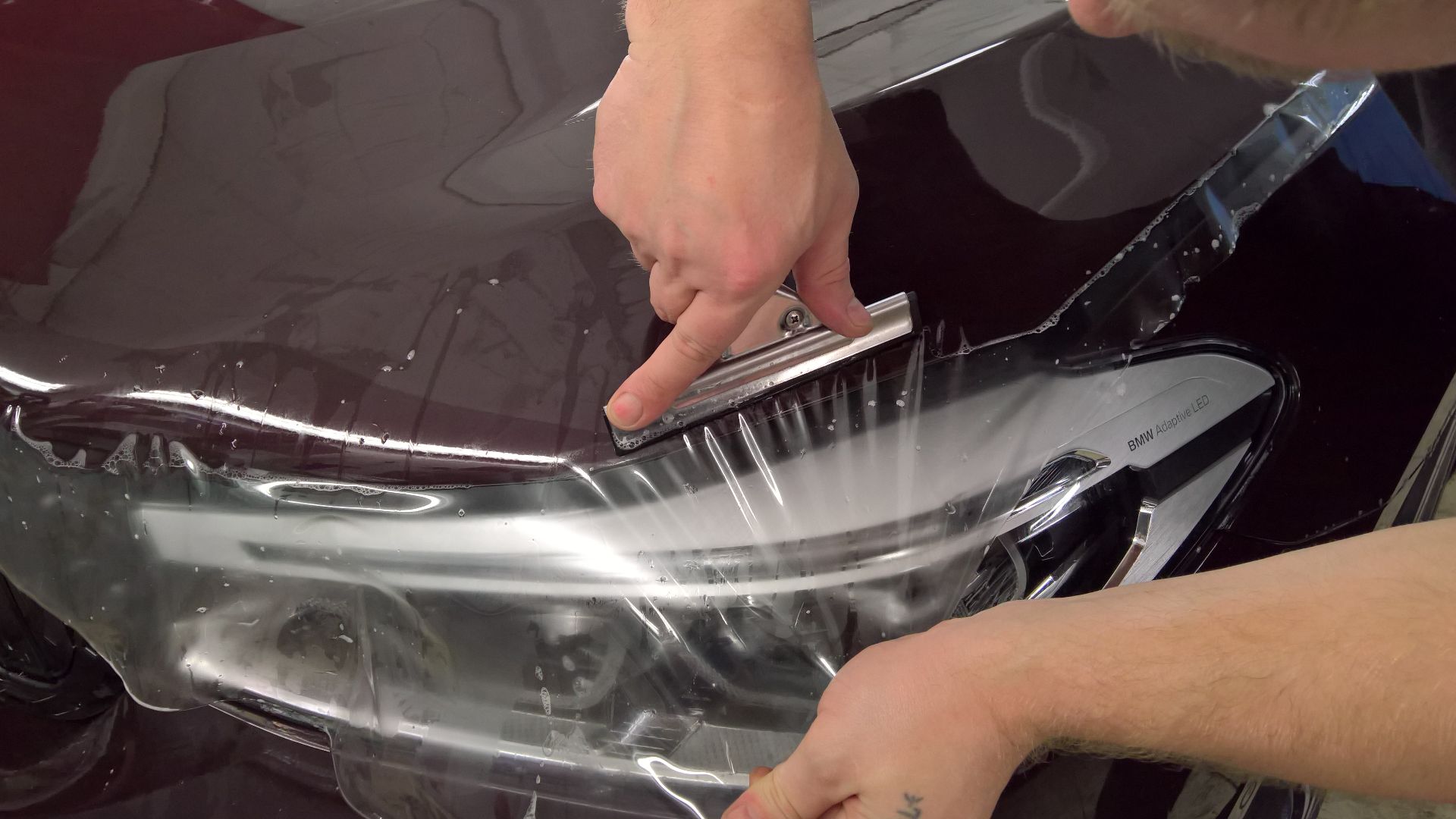 File:Установка антигравийной пленки на капот.jpg