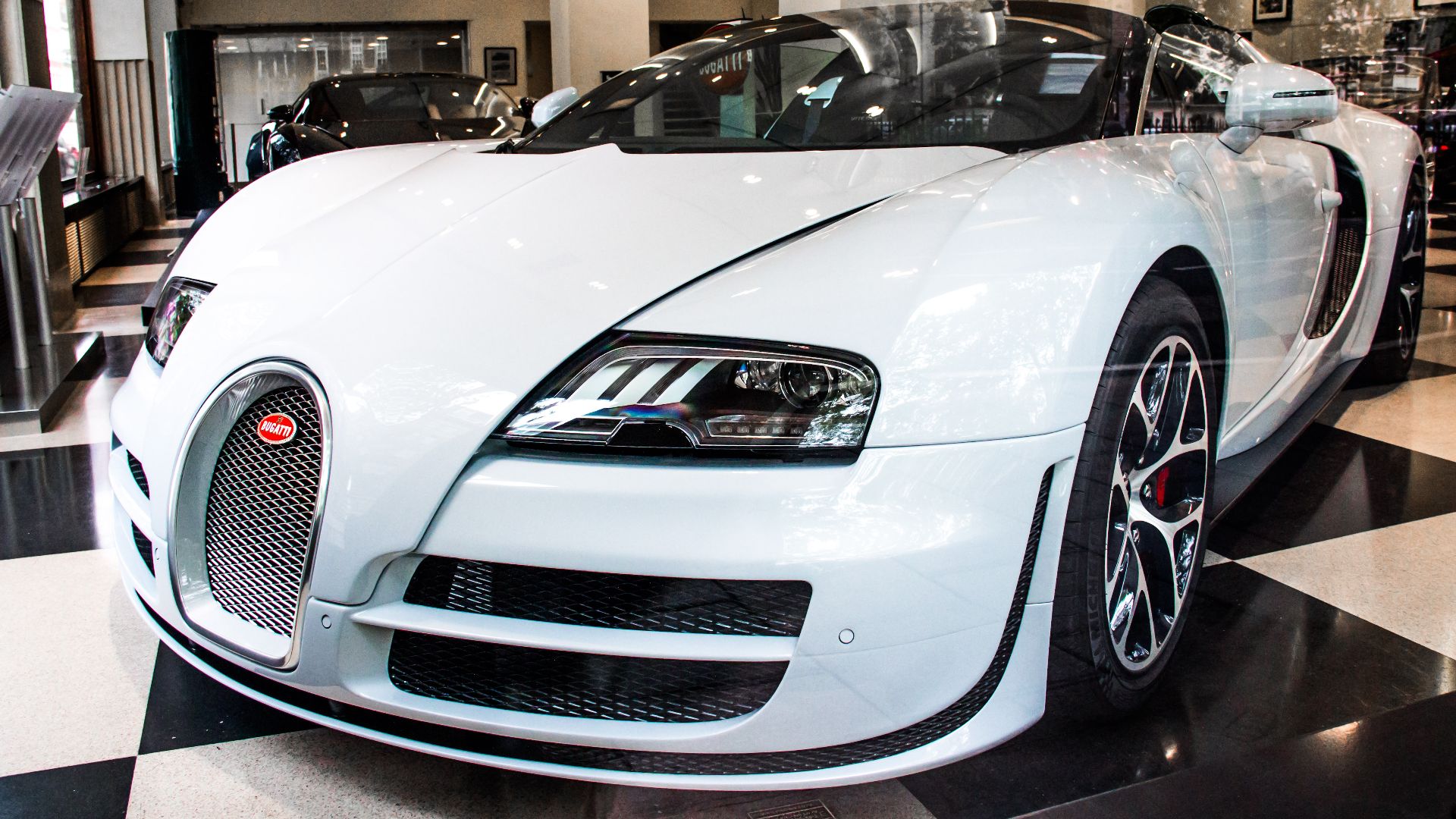 File:Bugatti veyron grandsport vitesse white blue 2012 (7685015632).jpg