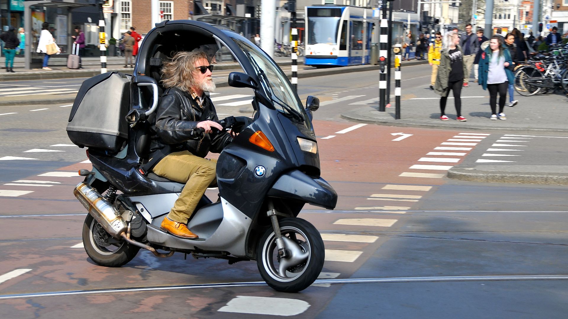 File:BMW C1 (16961165320).jpg