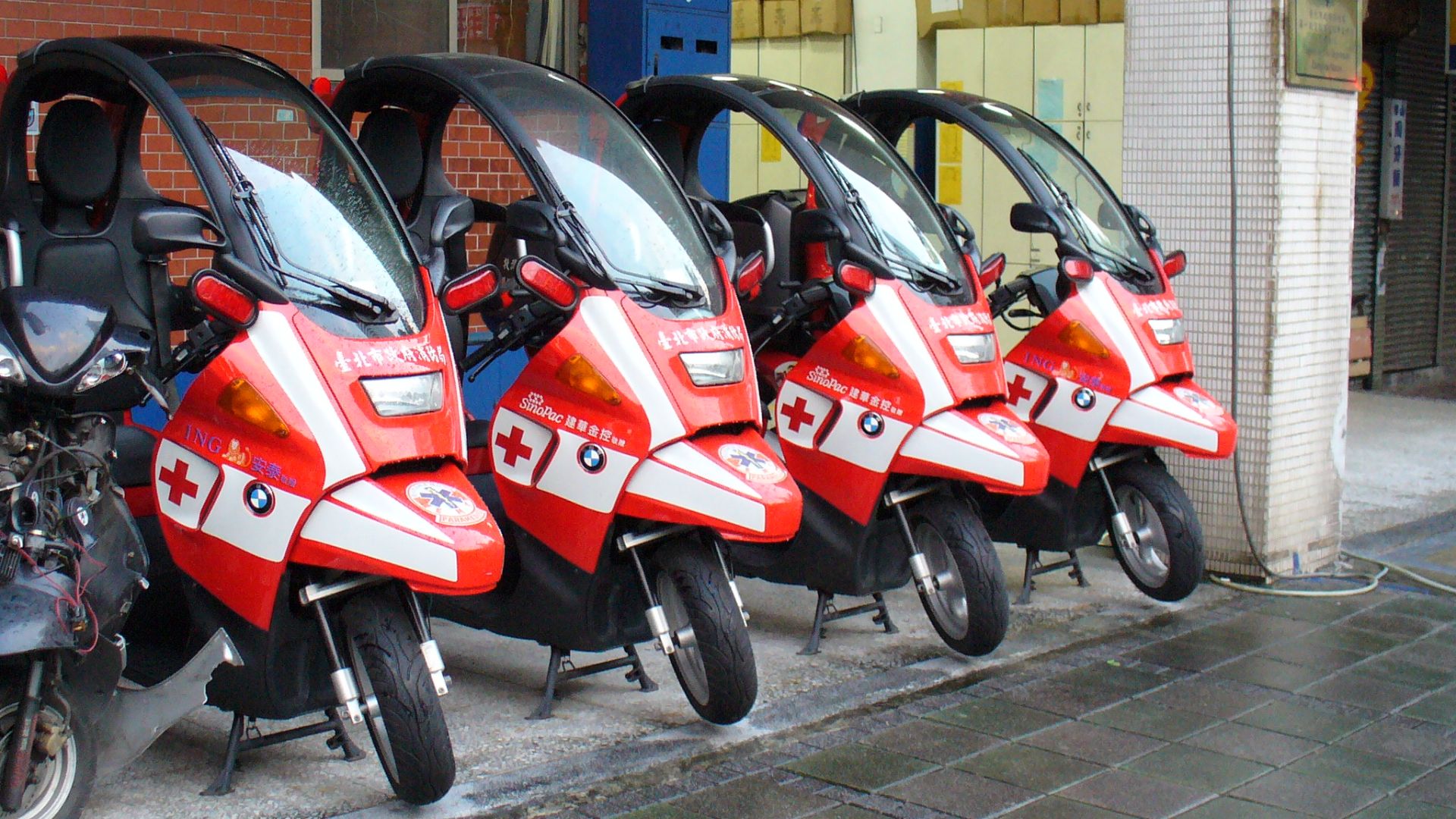 File:BMW scooters of TCFD Zhongxiao Branch 20061216.jpg