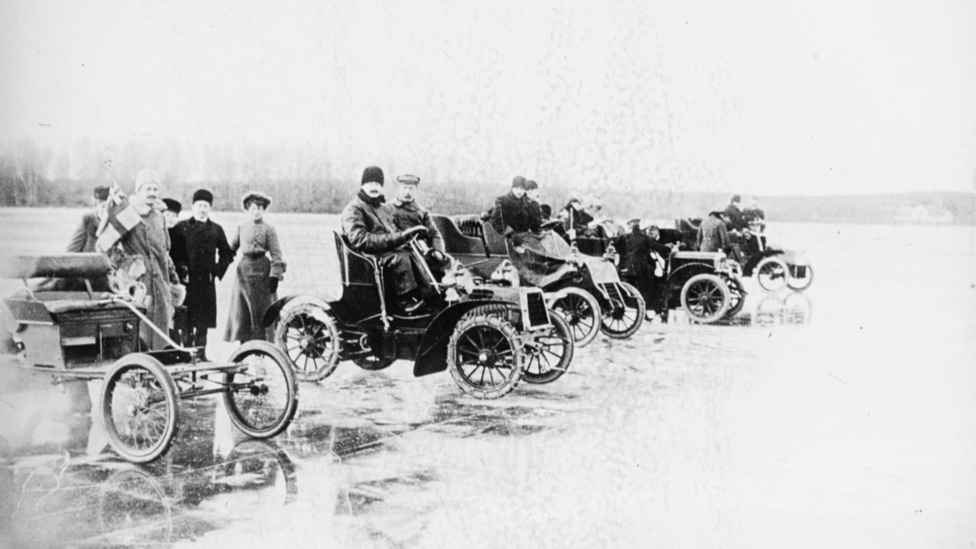 File:Motortävlingpåisen12219872344.jpg