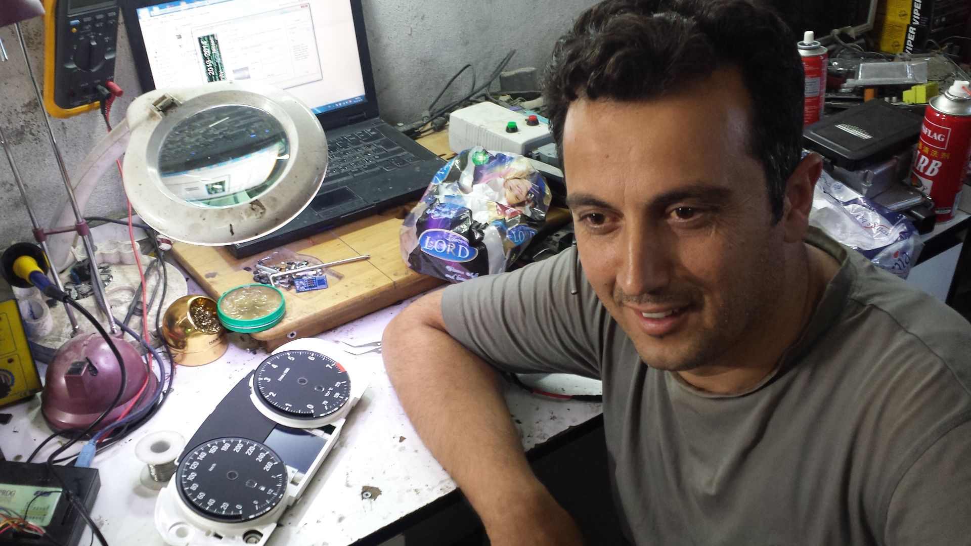 File:Auto-electrical mechanic.jpg