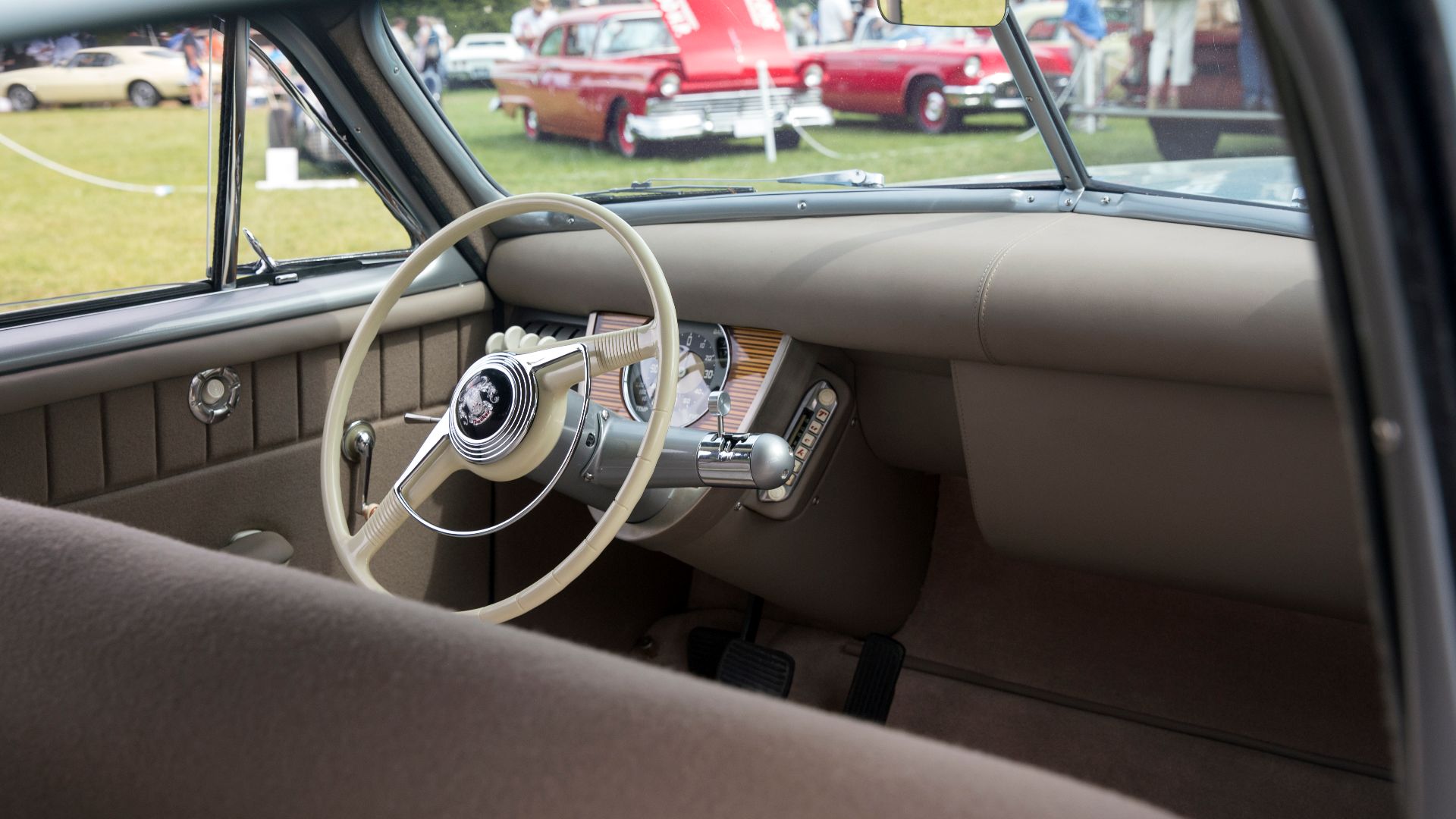 File:Tucker Twin Turbo replica by IDA Concepts, interior and dashboard.jpg