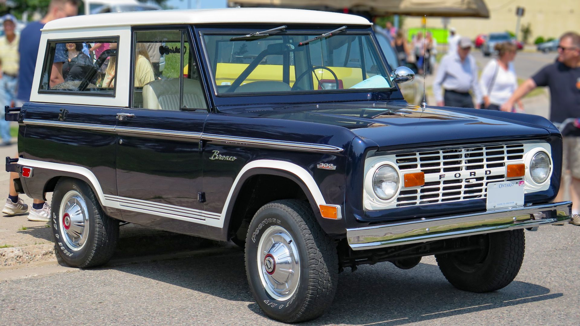 File:1969 Ford Bronco Wagon in Navy Blue & Wimbledon White, front right (Queen Street 2023).jpg