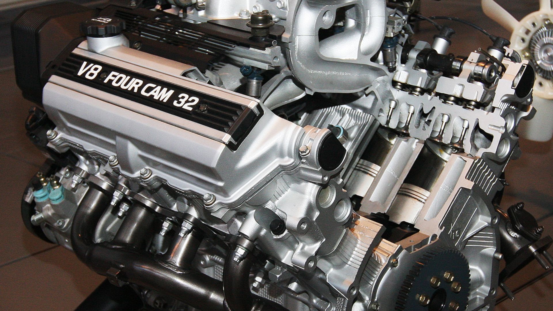 File:1989 Toyota 1UZ-FE Type engine rear.jpg