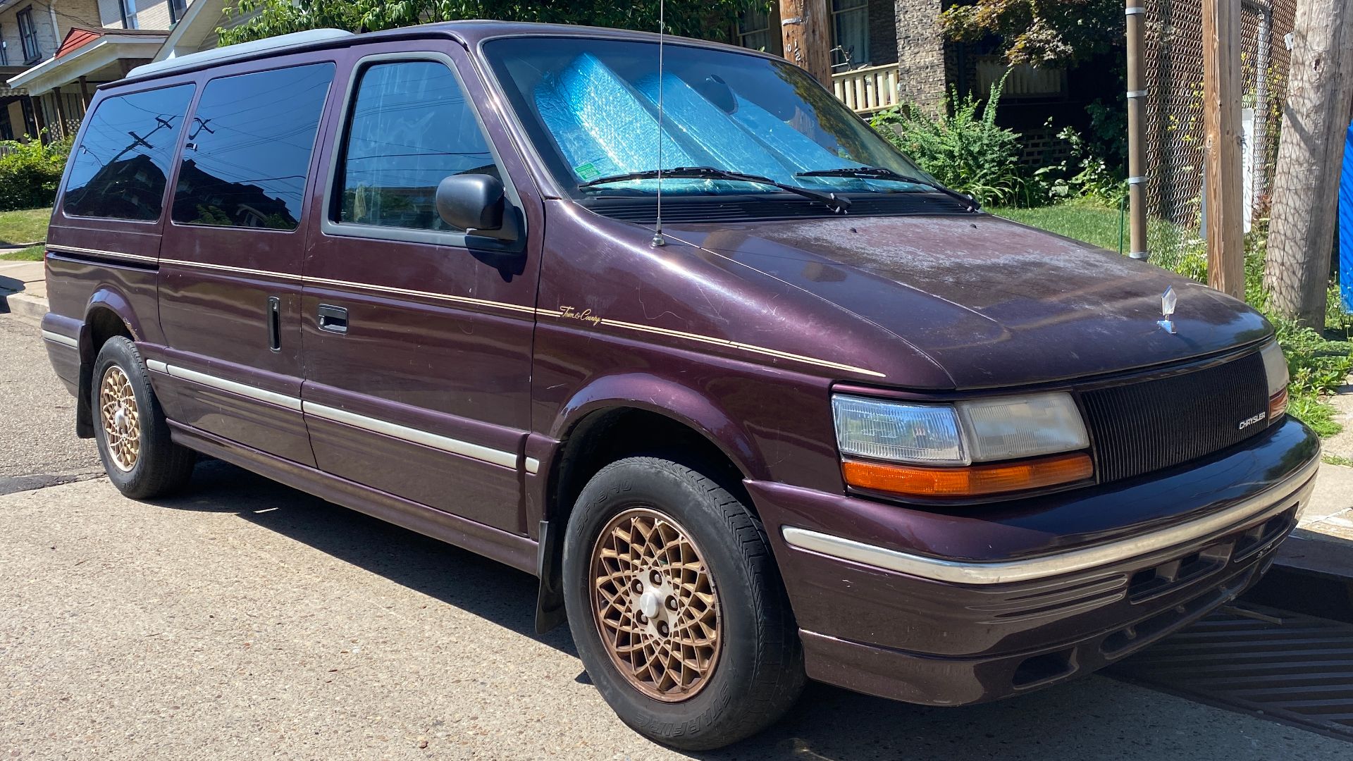 File:1995 Chrysler Town & Country in Wildberry Metallic, front right, 07-03-2022.jpg