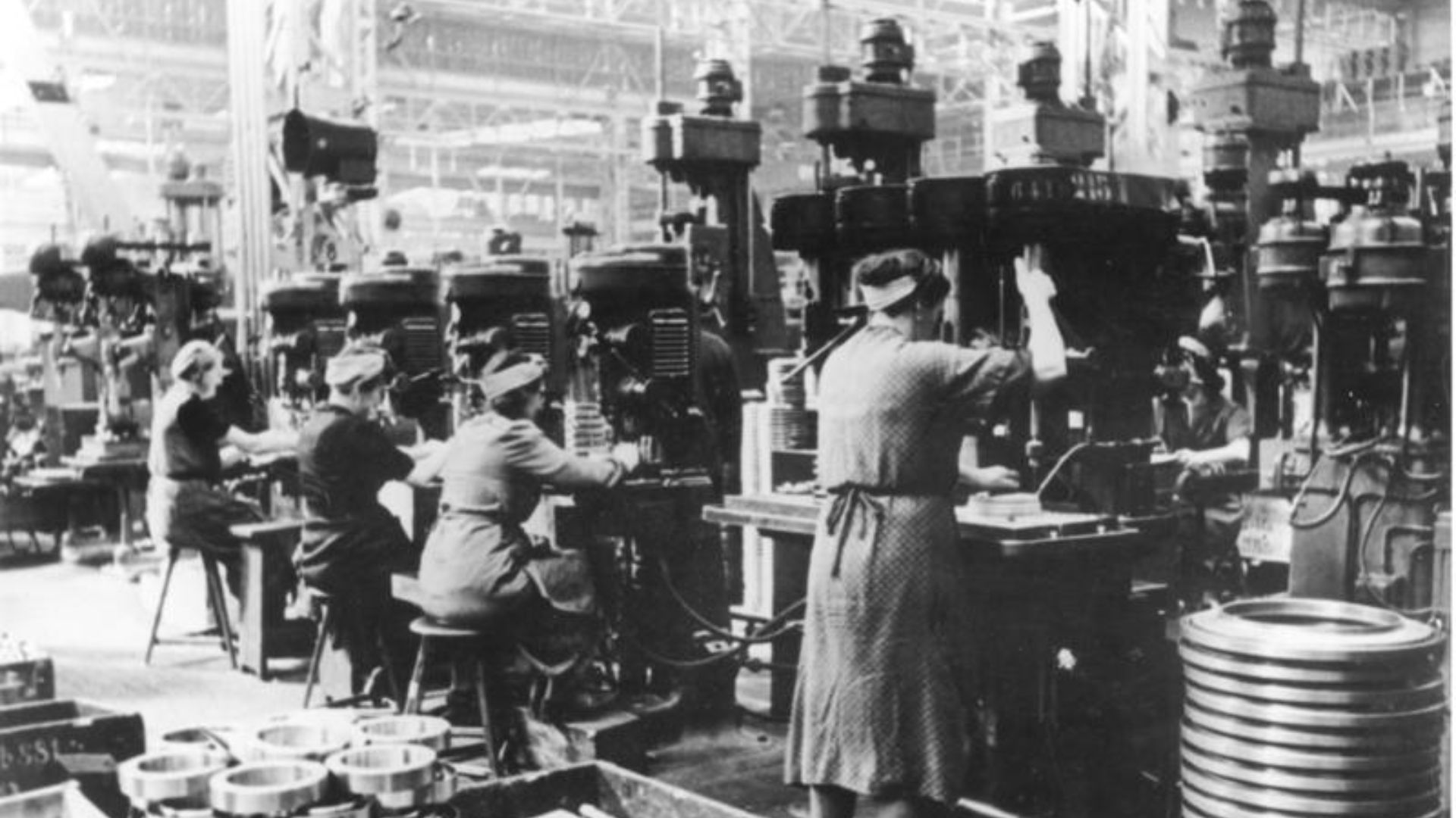 File:Bundesarchiv Bild 146-1981-023-18A, Rüstungsproduktion, Frauenarbeit an Bohrmaschinen.jpg