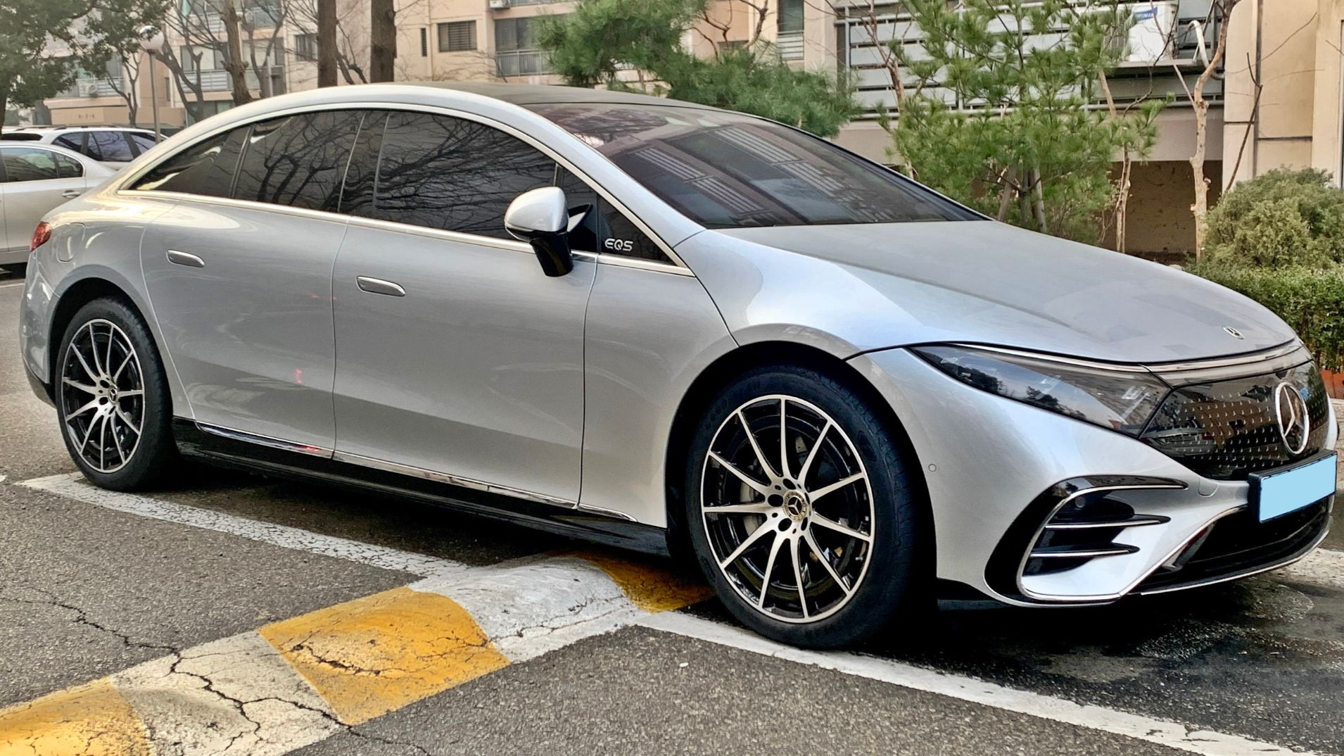 File:24 Mercedes-Benz EQS V297 1.jpg