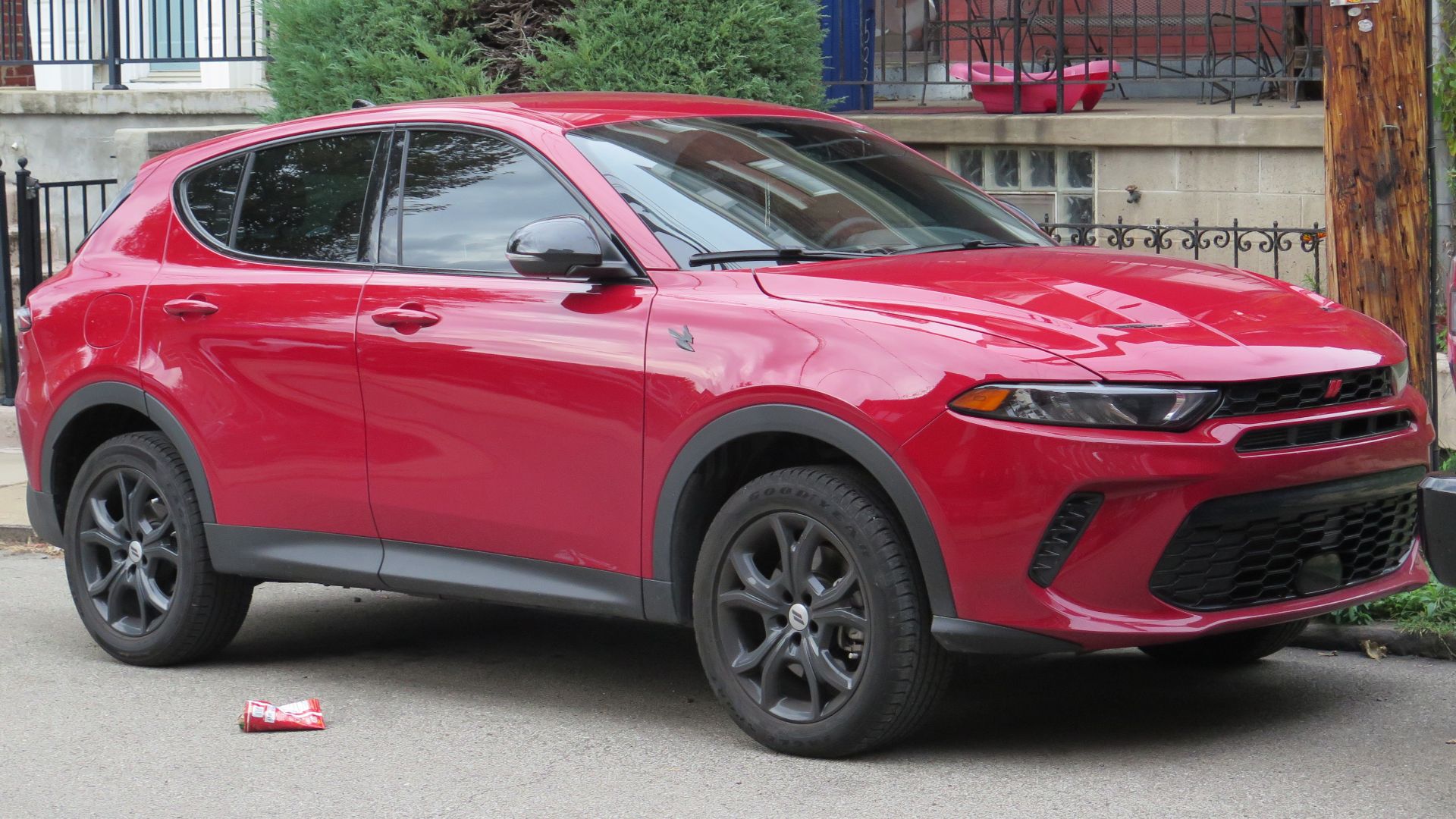 File:2024 Dodge Hornet in Hot Tamale, front right, 10-25-2025.jpg