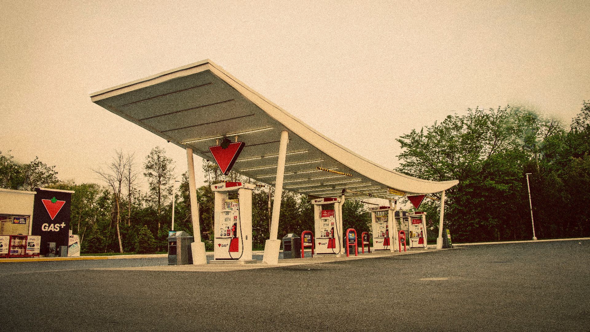 File:Gas Station, Mississauga, Canada.jpg