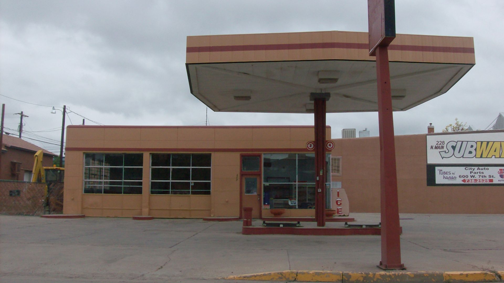File:Old gas station, Walsenburg, CO.jpg